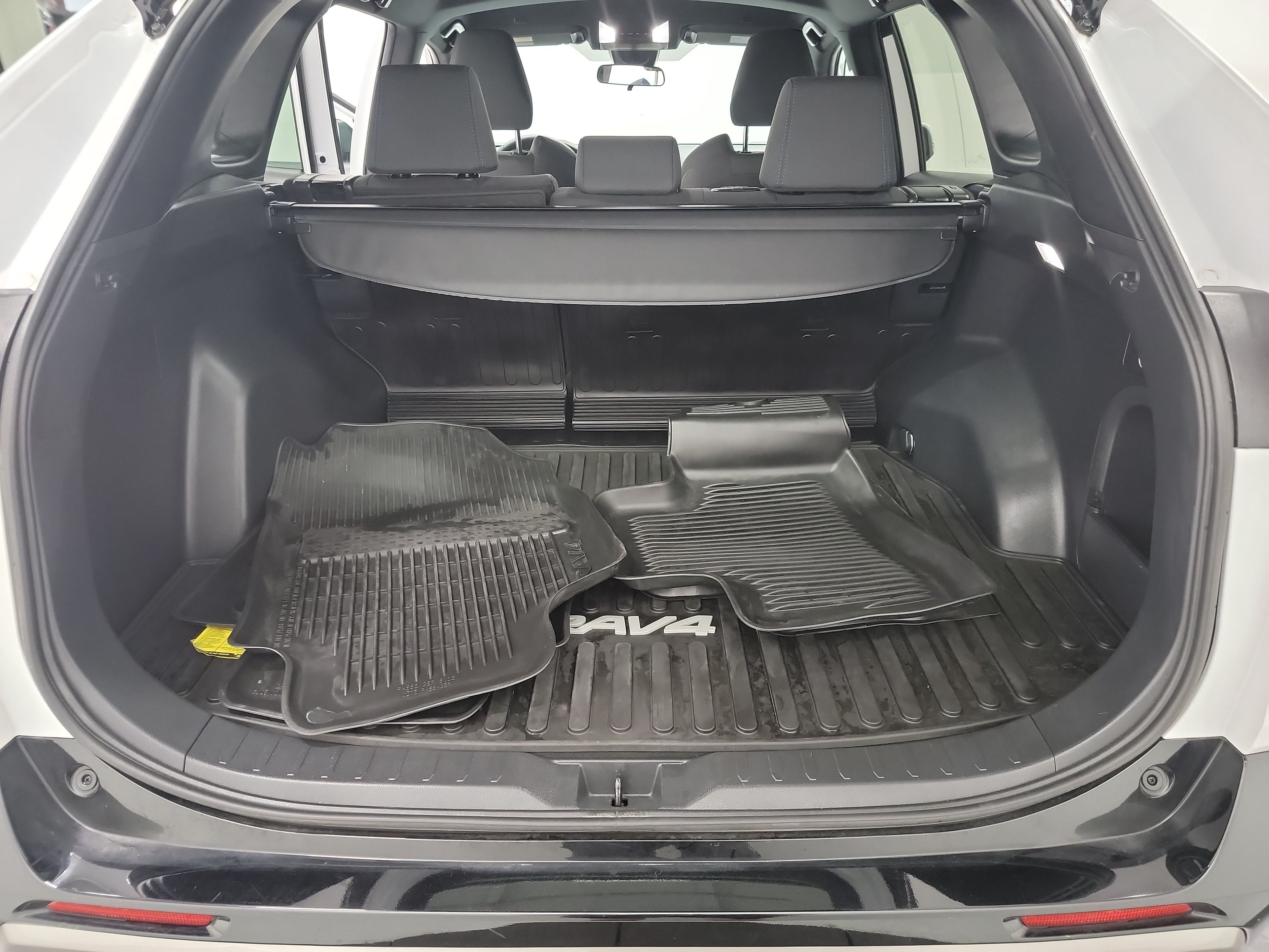 2023 Toyota RAV4 Hybrid SE photo