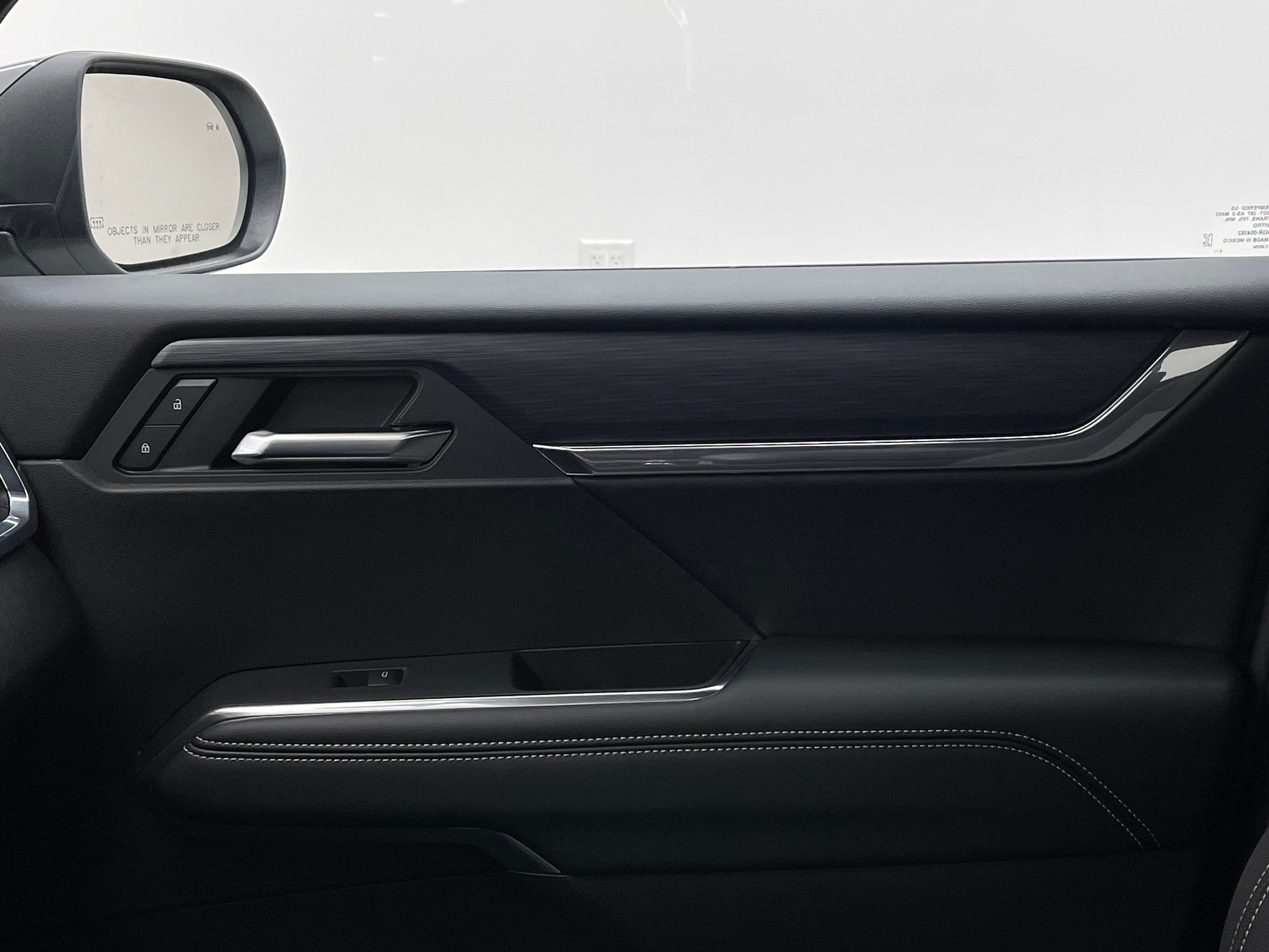 Used 2025 Summit White GMC Elevation image 43