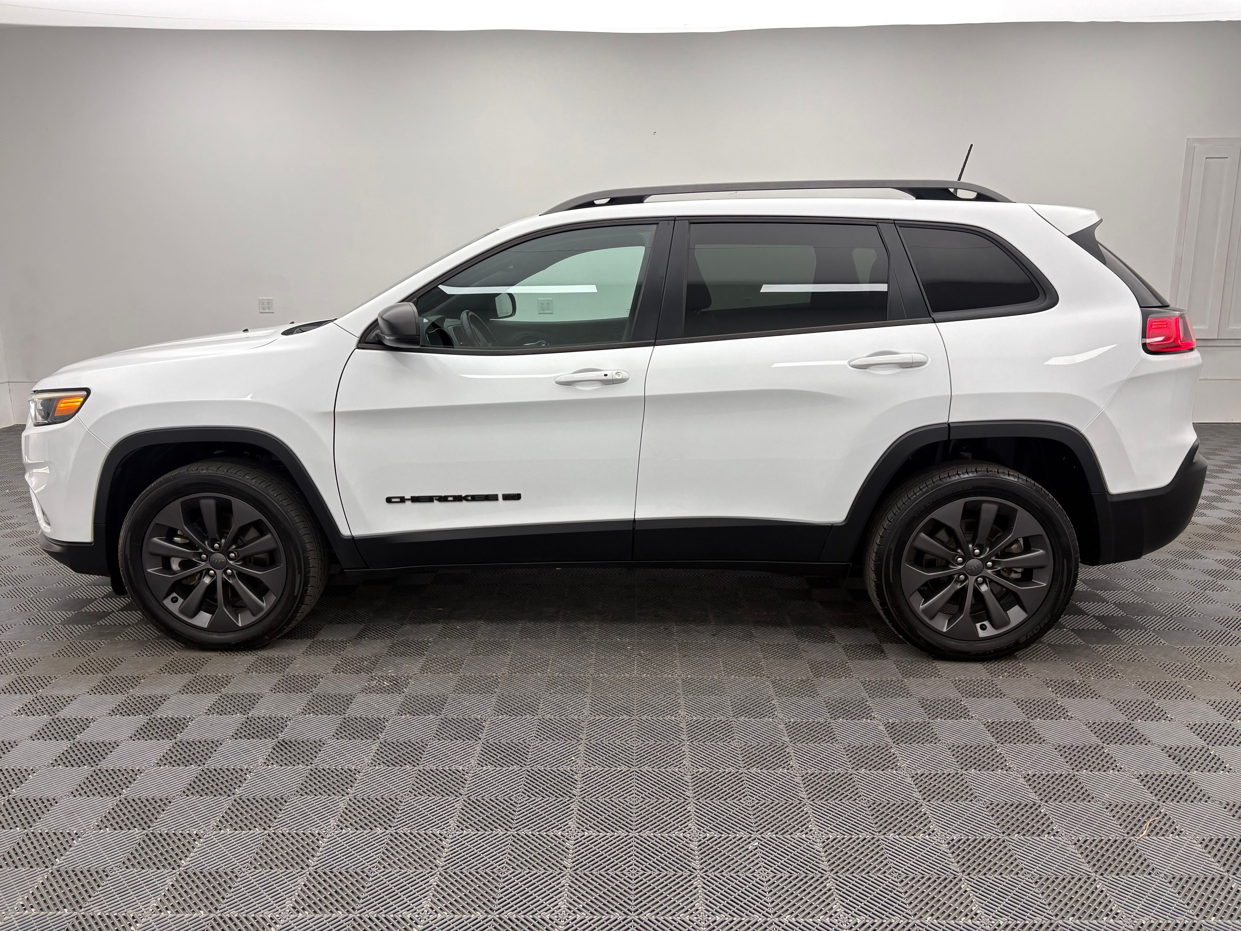 Used 2021 Bright White Clearcoat Jeep Latitude Lux image 13
