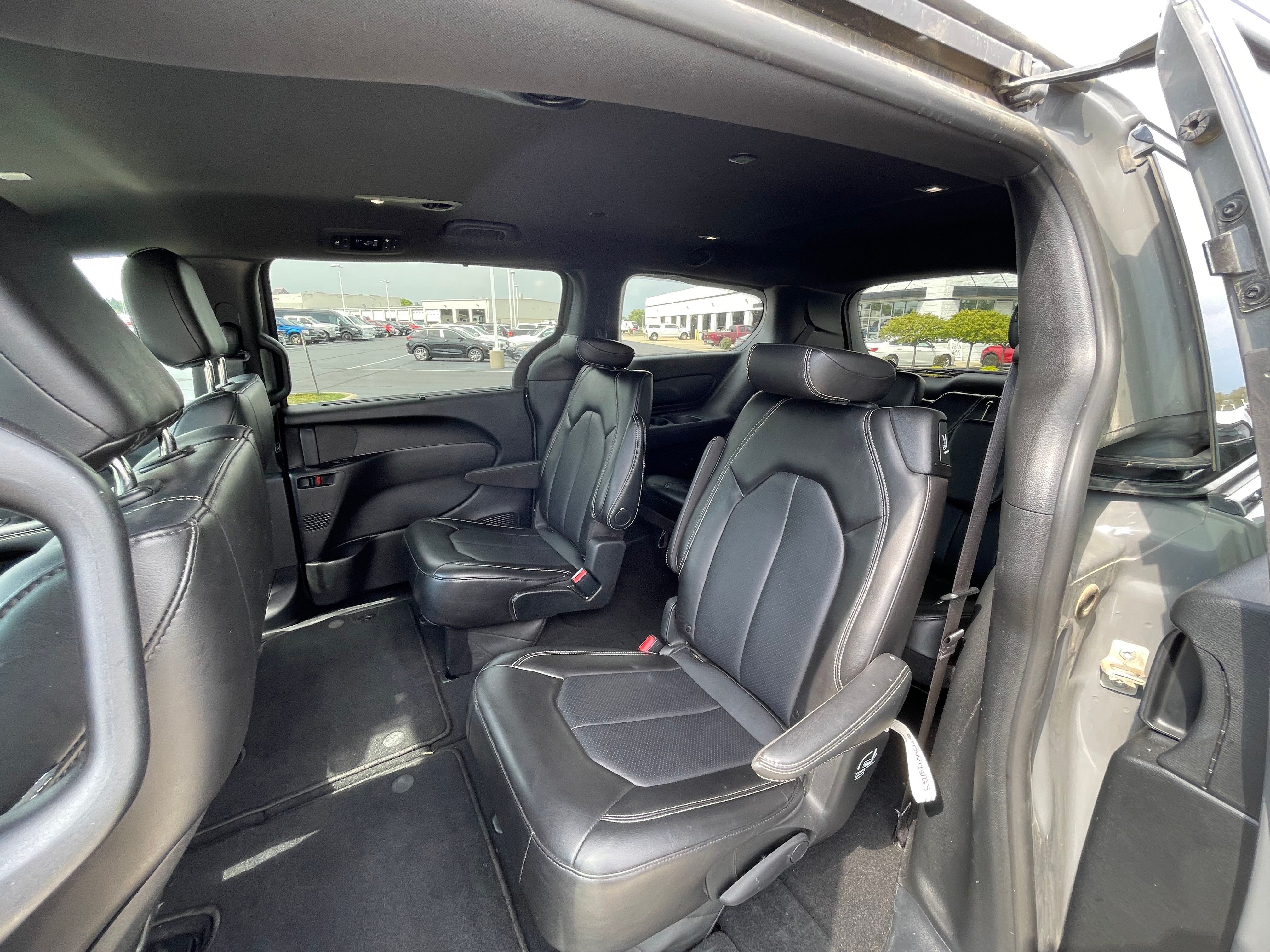 Used 2025 Ceramic Gray Clearcoat Chrysler Select image 16