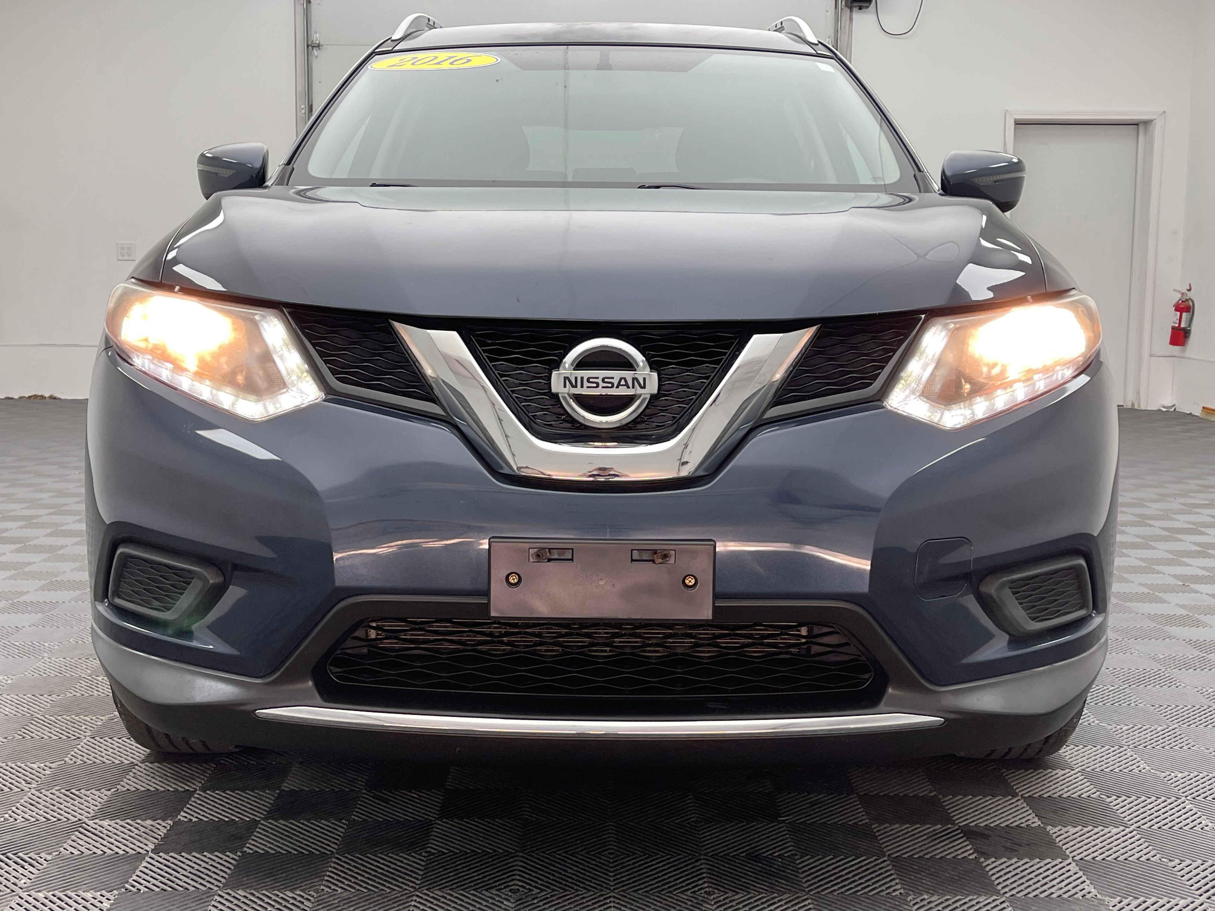 Used 2016 Arctic Blue Metallic Nissan SV image 11