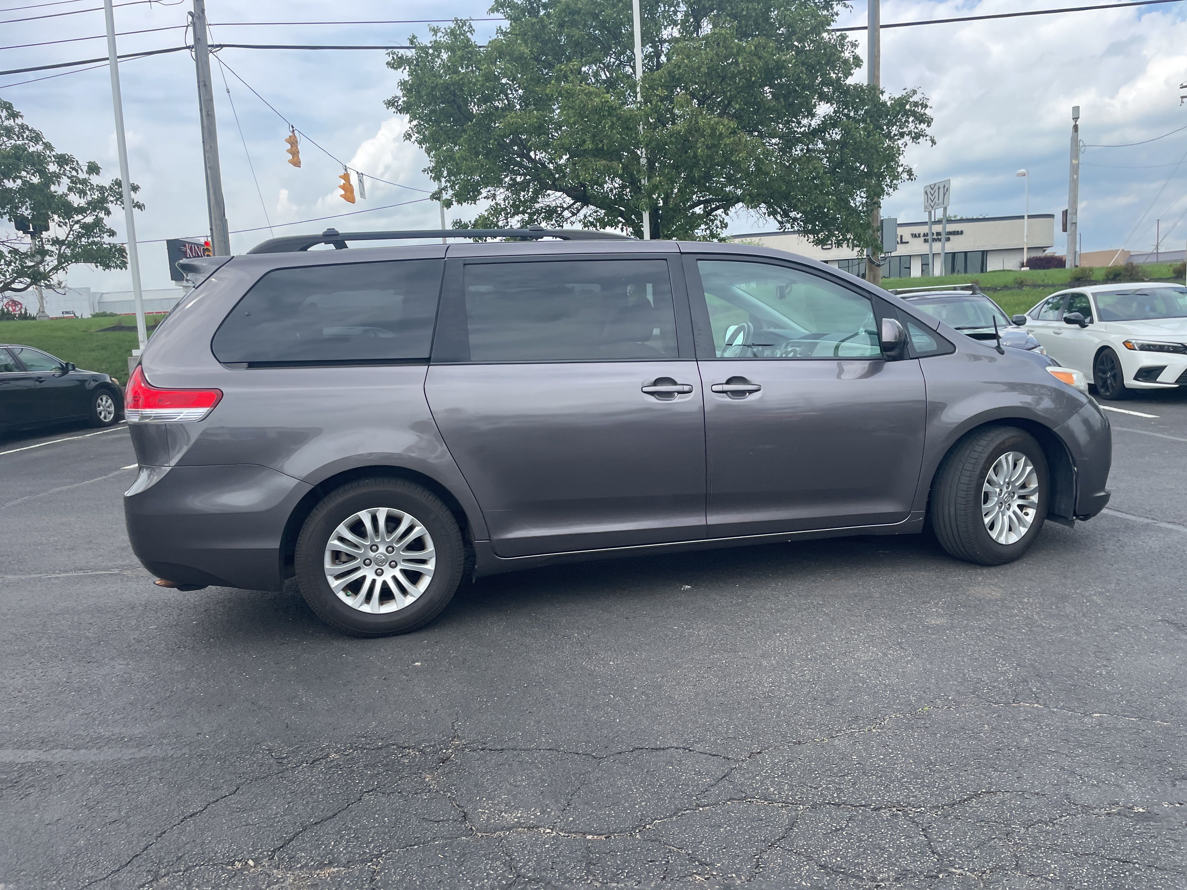 2013 Toyota Sienna XLE 7-Passenger Auto Access Se photo