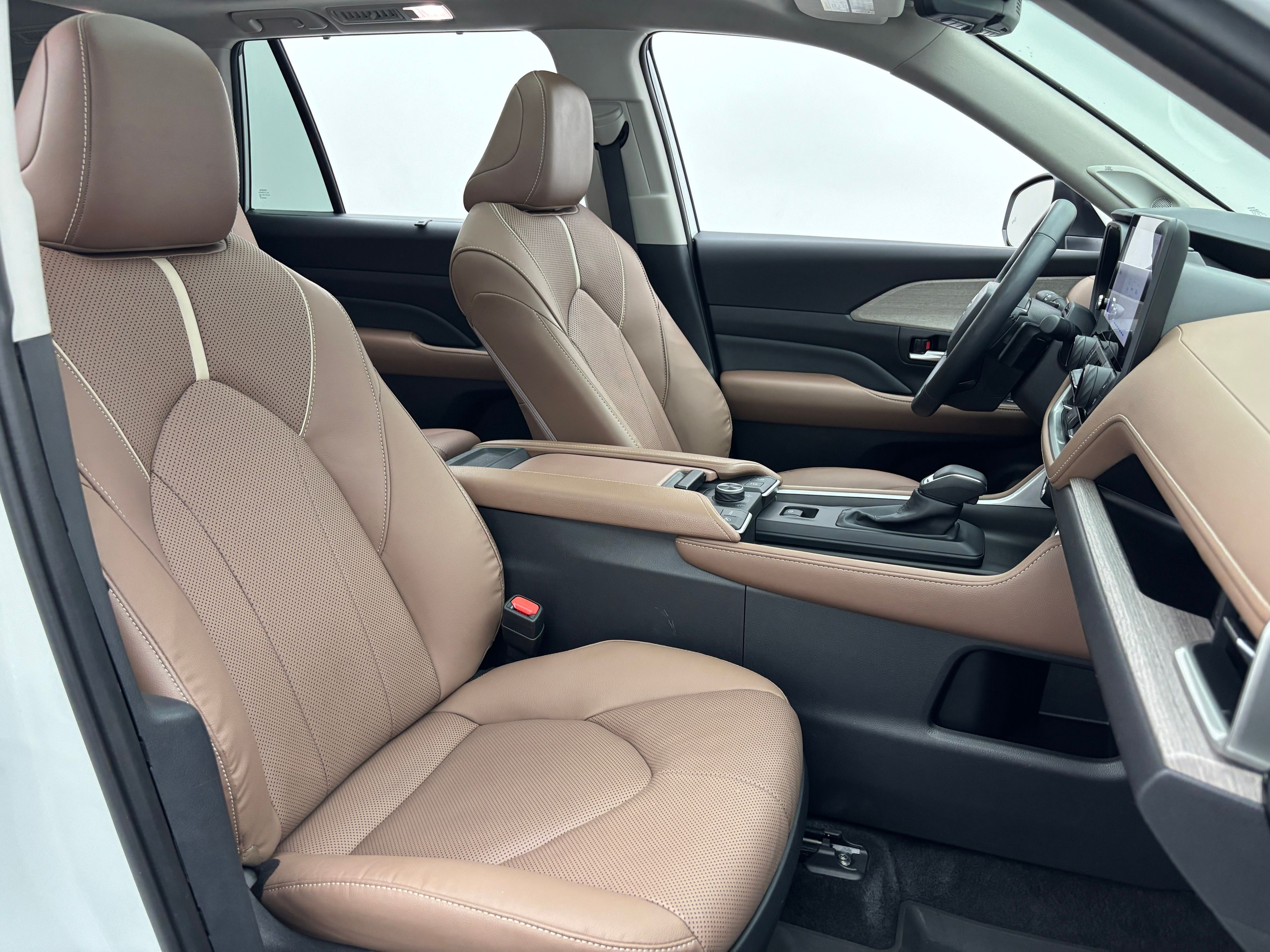 Used 2025 Pearl Toyota Platinum image 38