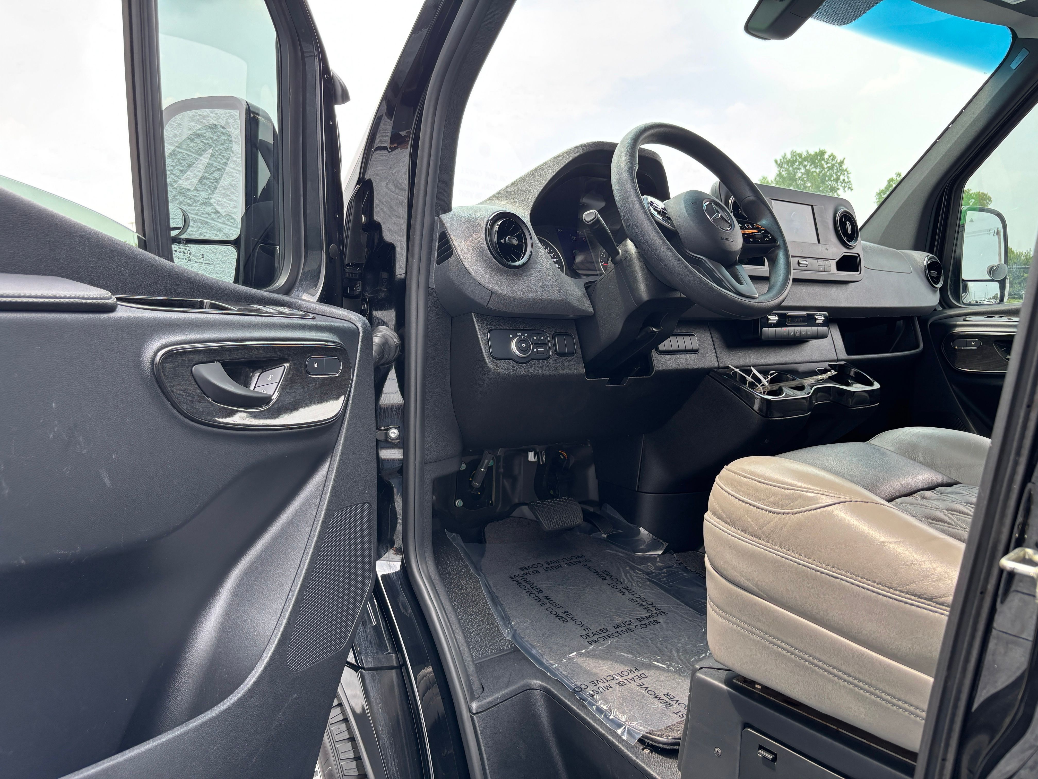 Used 2023 Black Mercedes-Benz Explorer Limited SE image 18
