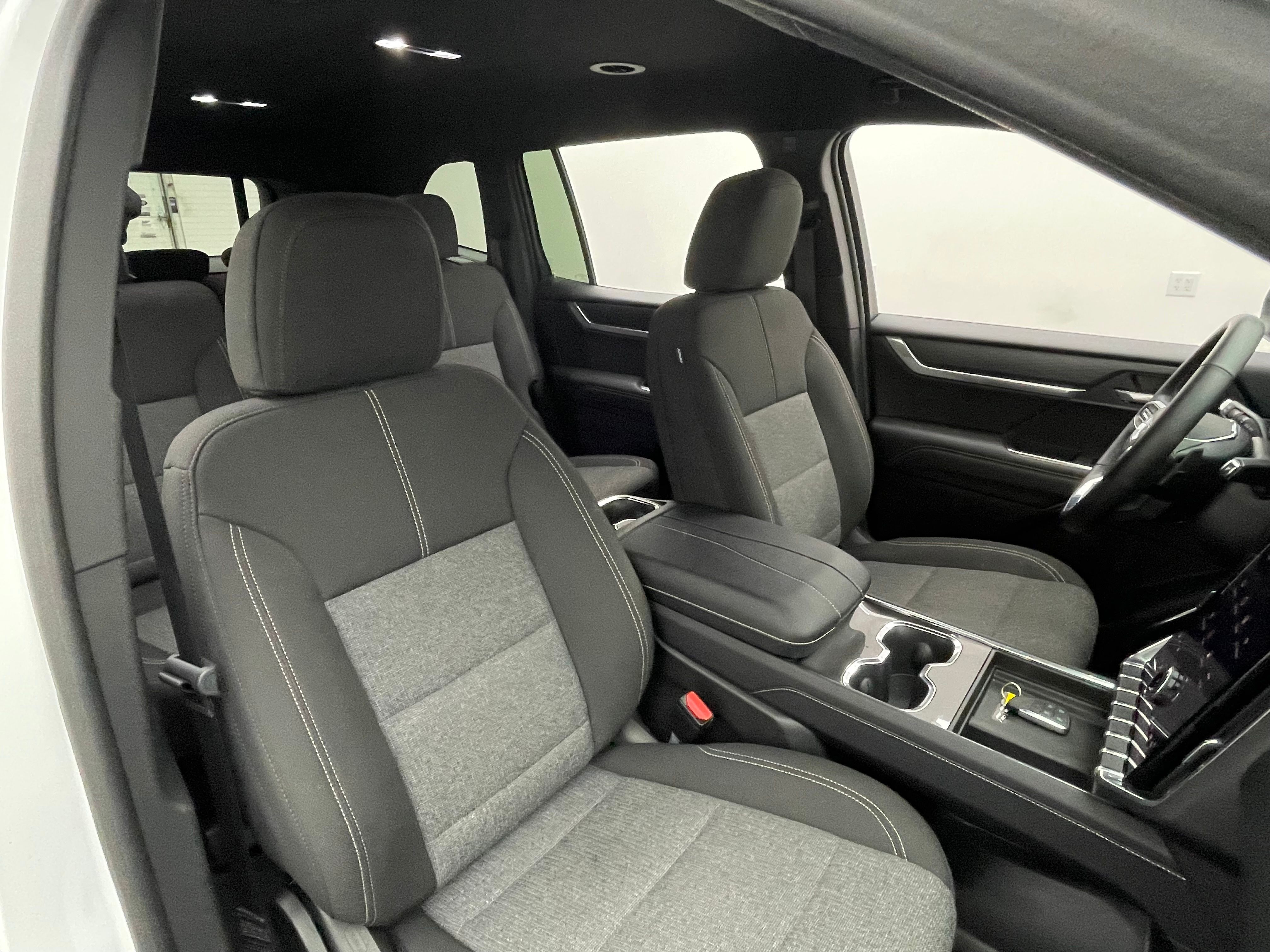 Used 2025 Summit White GMC Elevation image 34