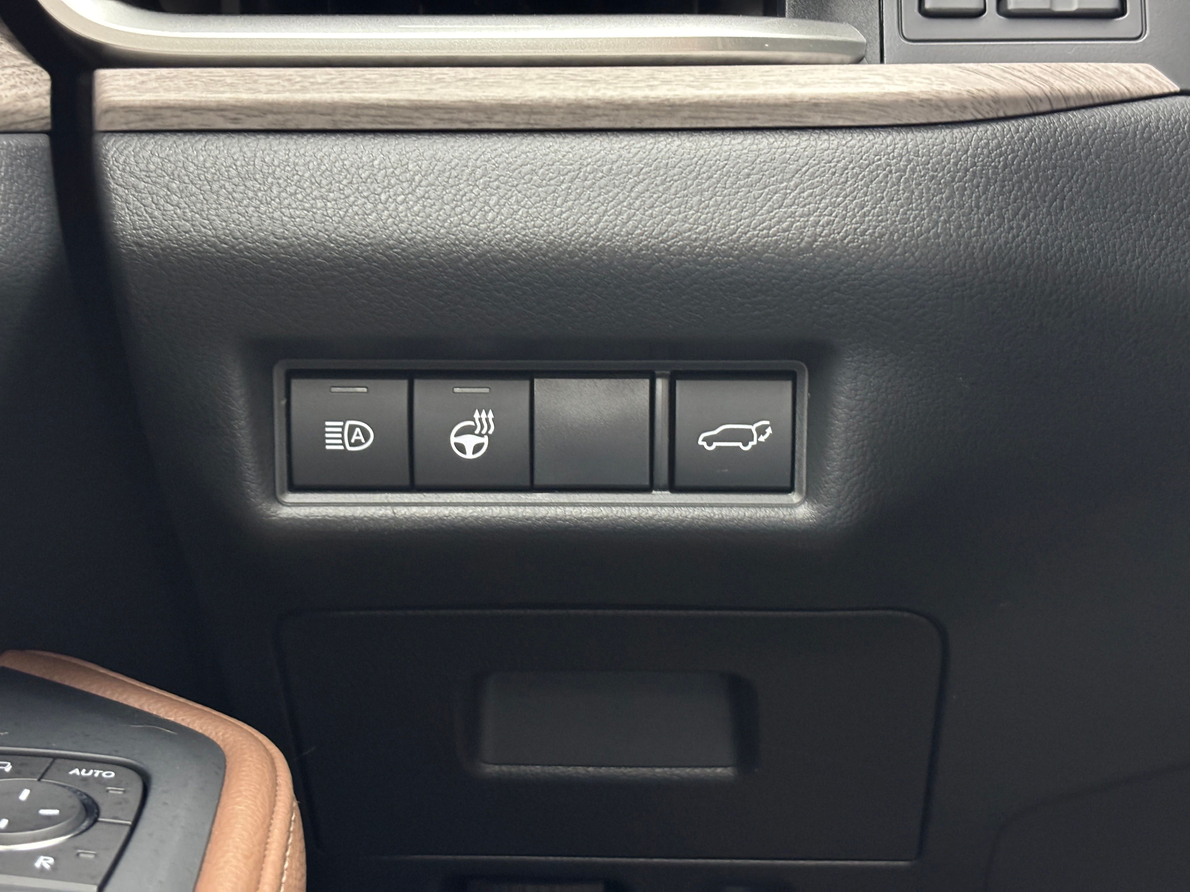 Used 2025 Pearl Toyota Platinum image 25