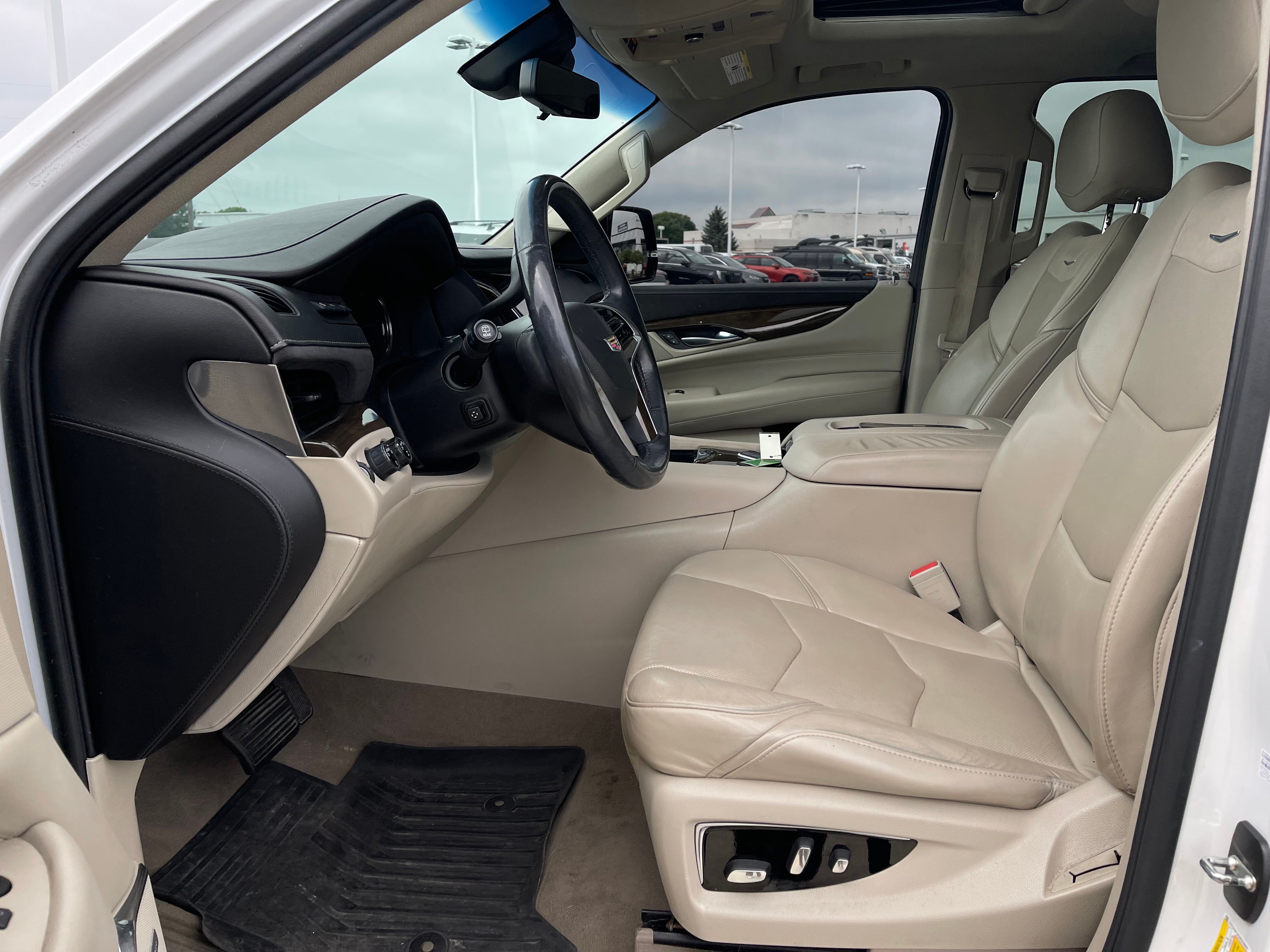 Used 2018 Crystal White Tricoat Cadillac Premium image 13