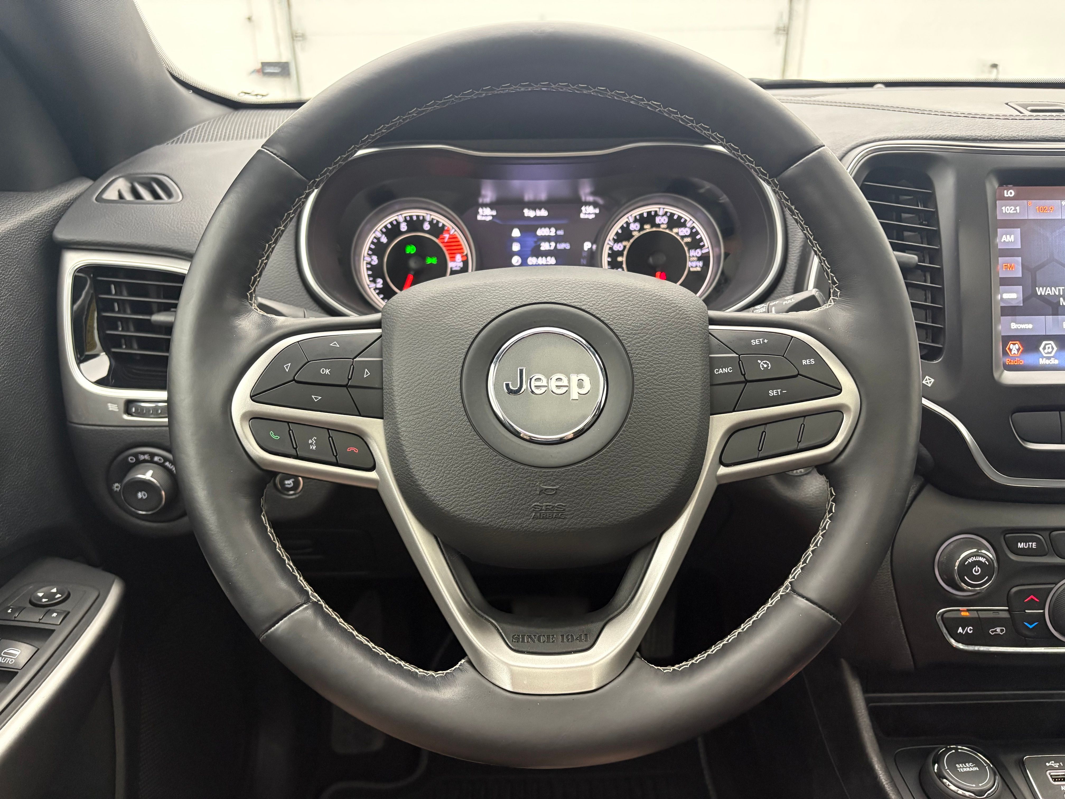 Used 2021 Bright White Clearcoat Jeep Latitude Lux image 20