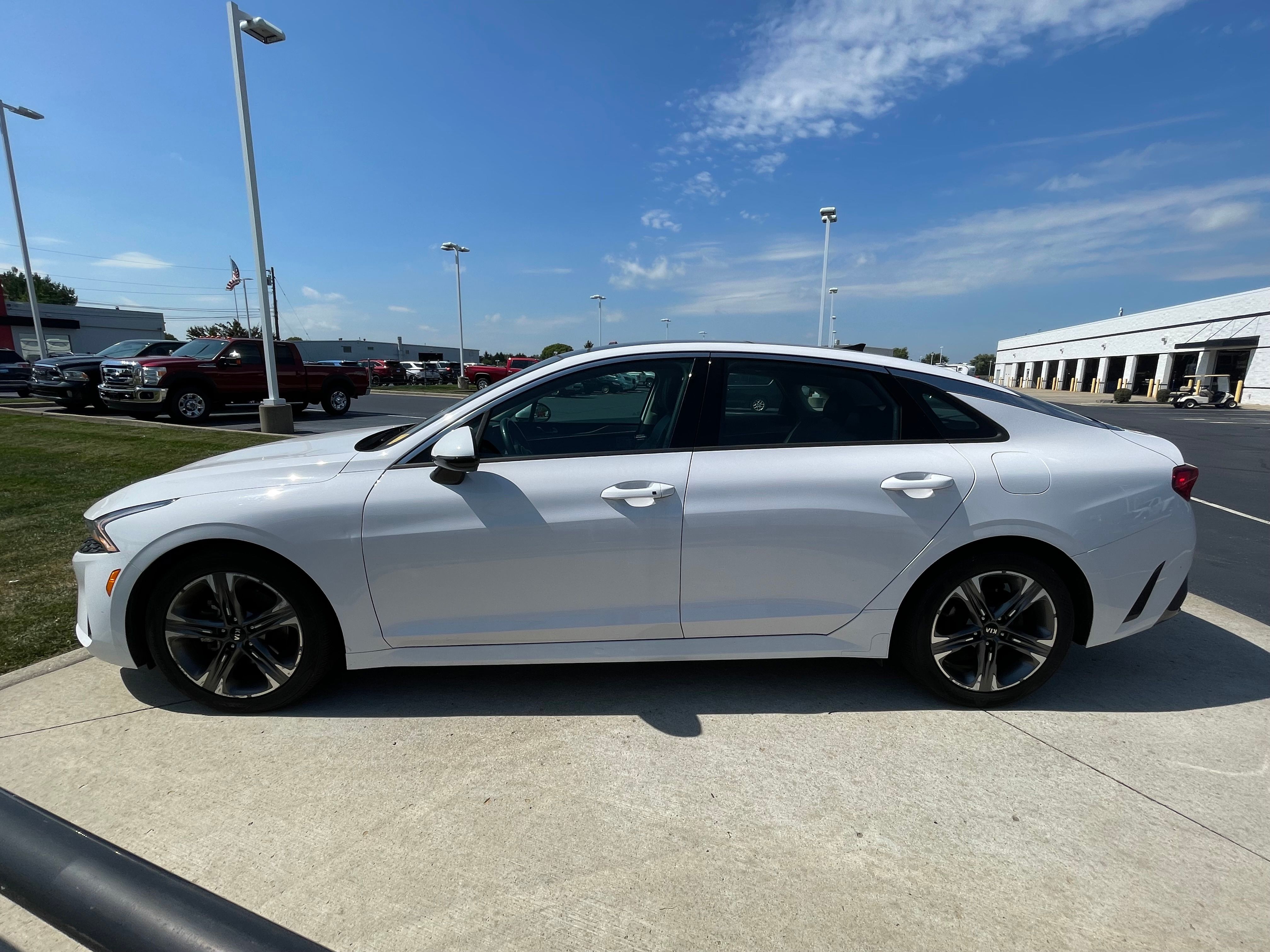 Used 2021 White Pearl Kia EX image 4