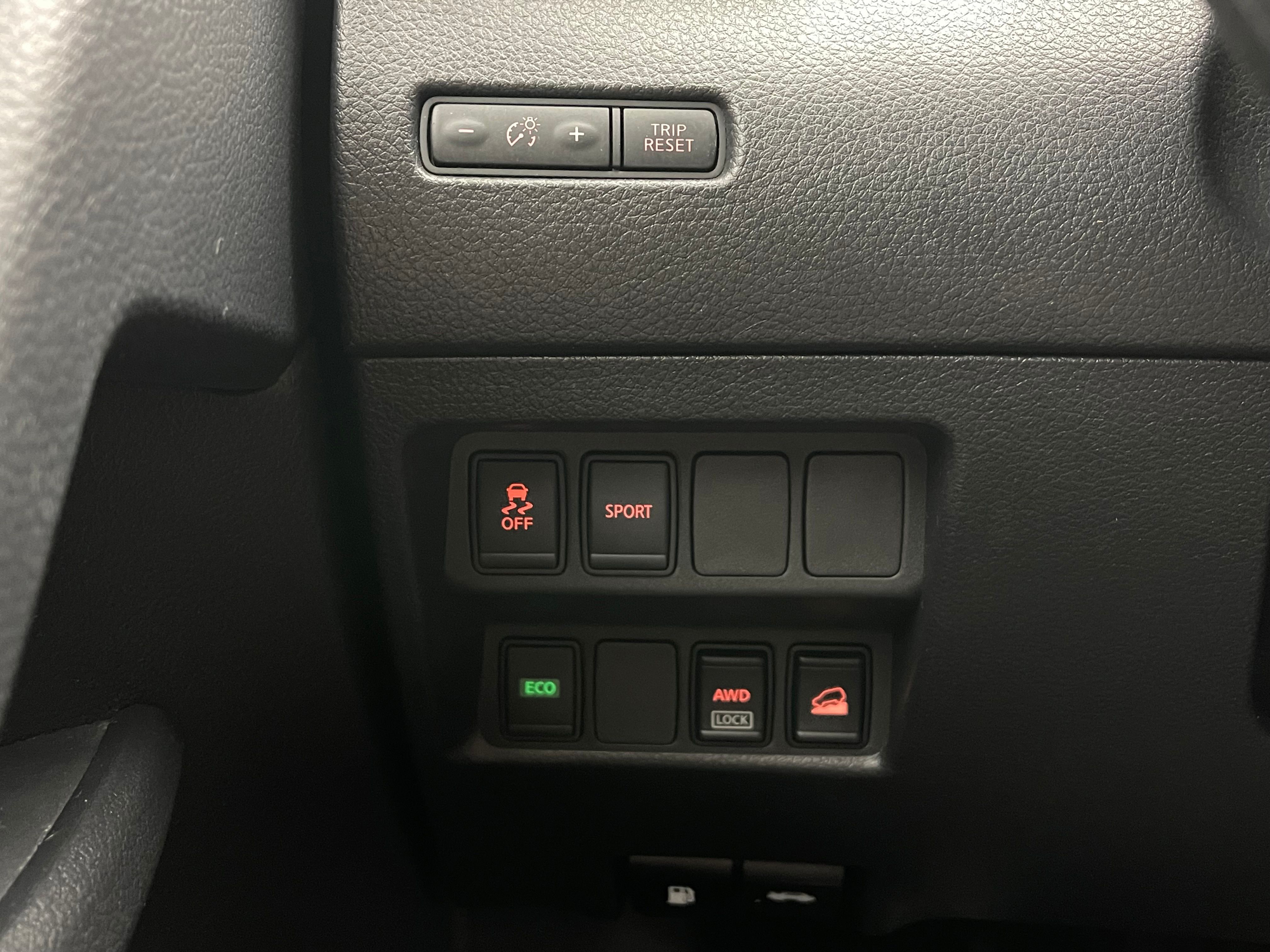 Used 2016 Arctic Blue Metallic Nissan SV image 19