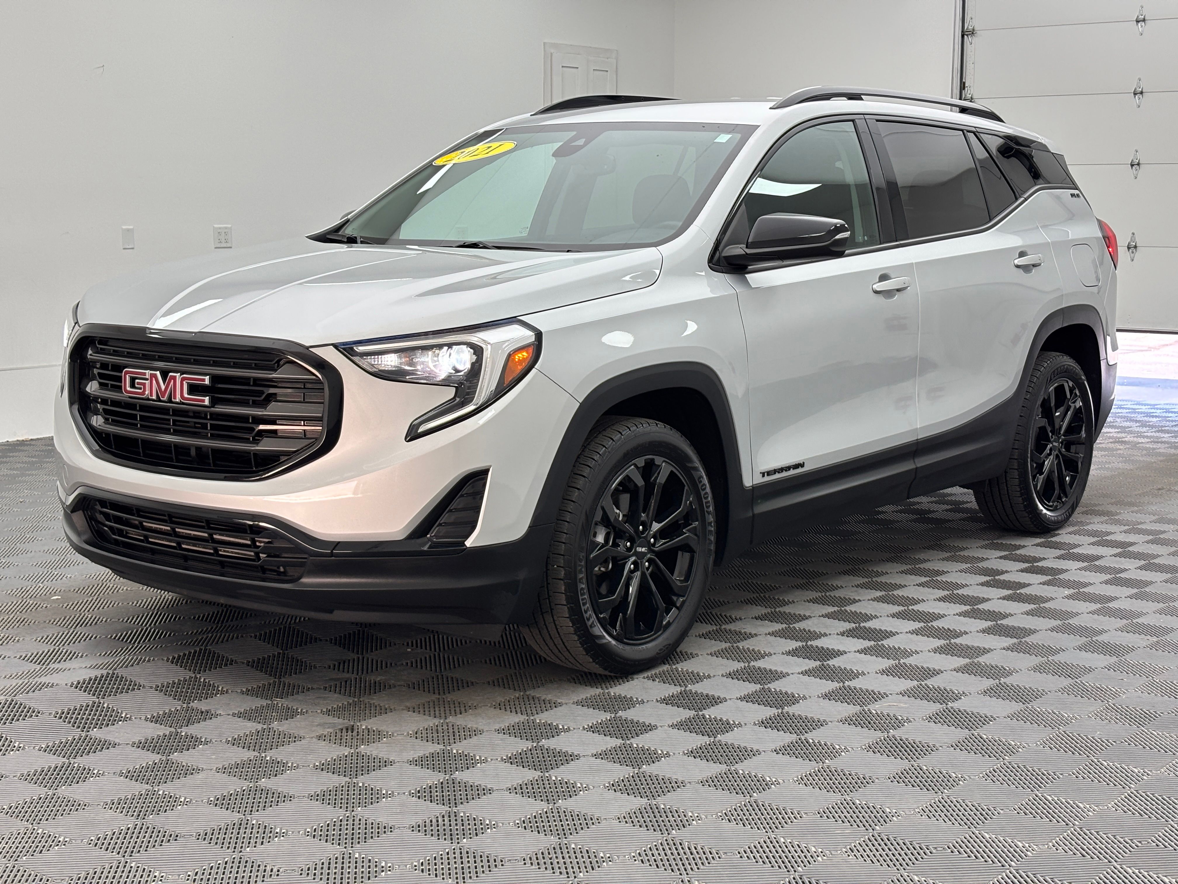 Used 2021 Quicksilver Metallic GMC SLE image 2