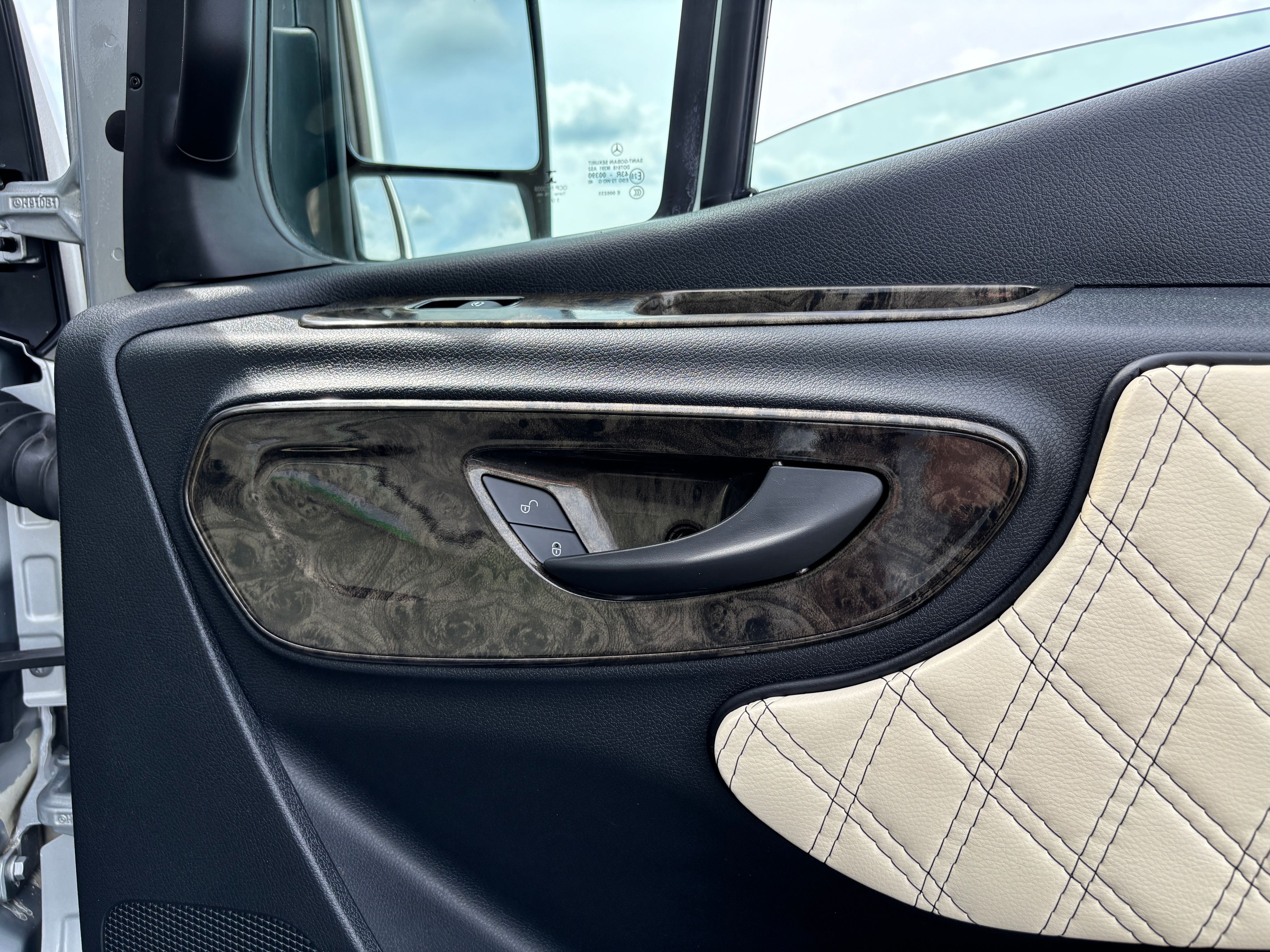 Used 2021 Silver Mercedes-Benz Discovery Cross Country image 24
