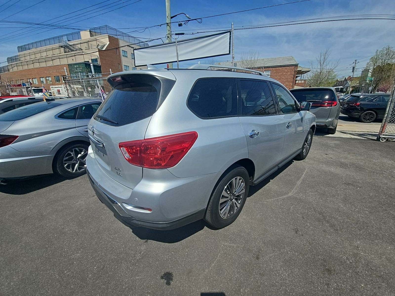 2019 Nissan Pathfinder SL photo
