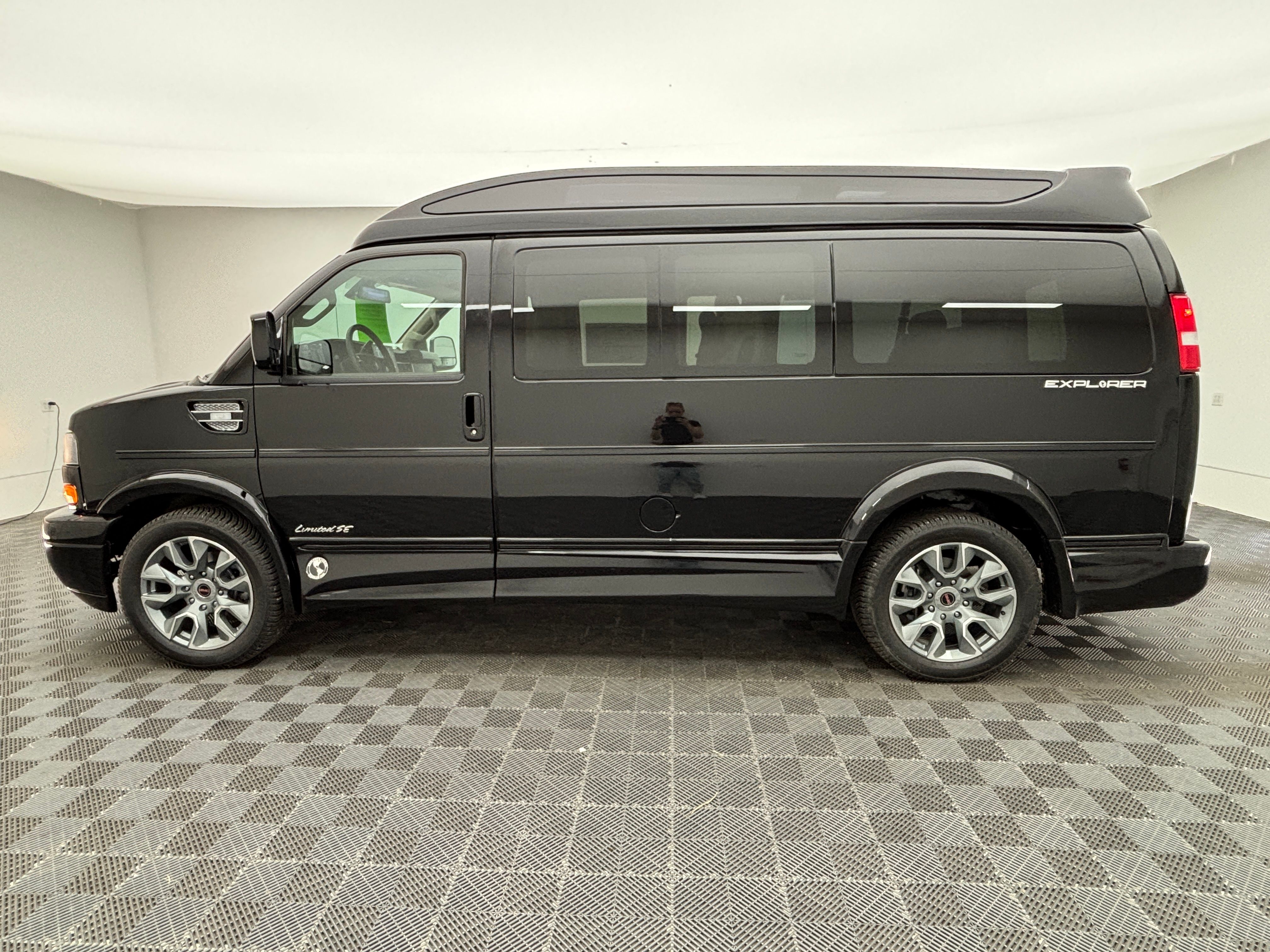 New 2026 Onyx Black GMC Explorer Limited SE image 15