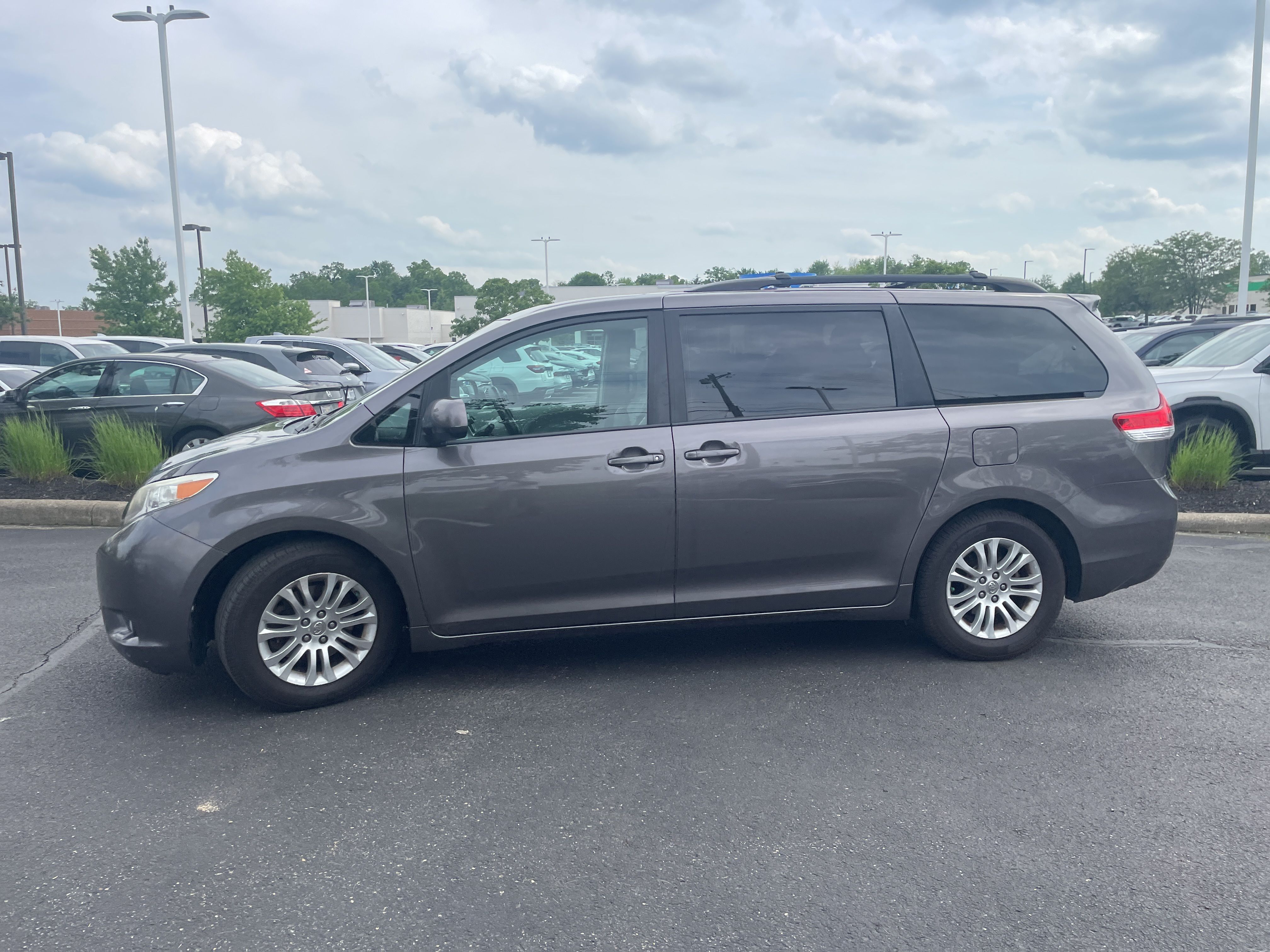2013 Toyota Sienna XLE 7-Passenger Auto Access Se photo