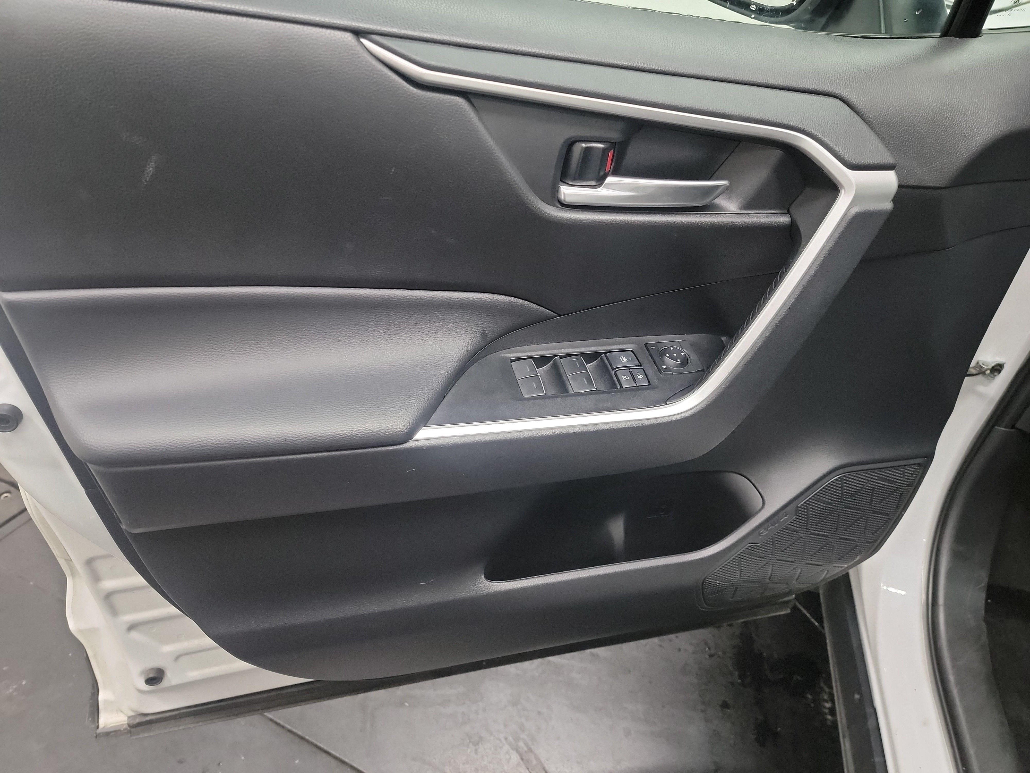 2024 Toyota RAV4 Hybrid XLE photo