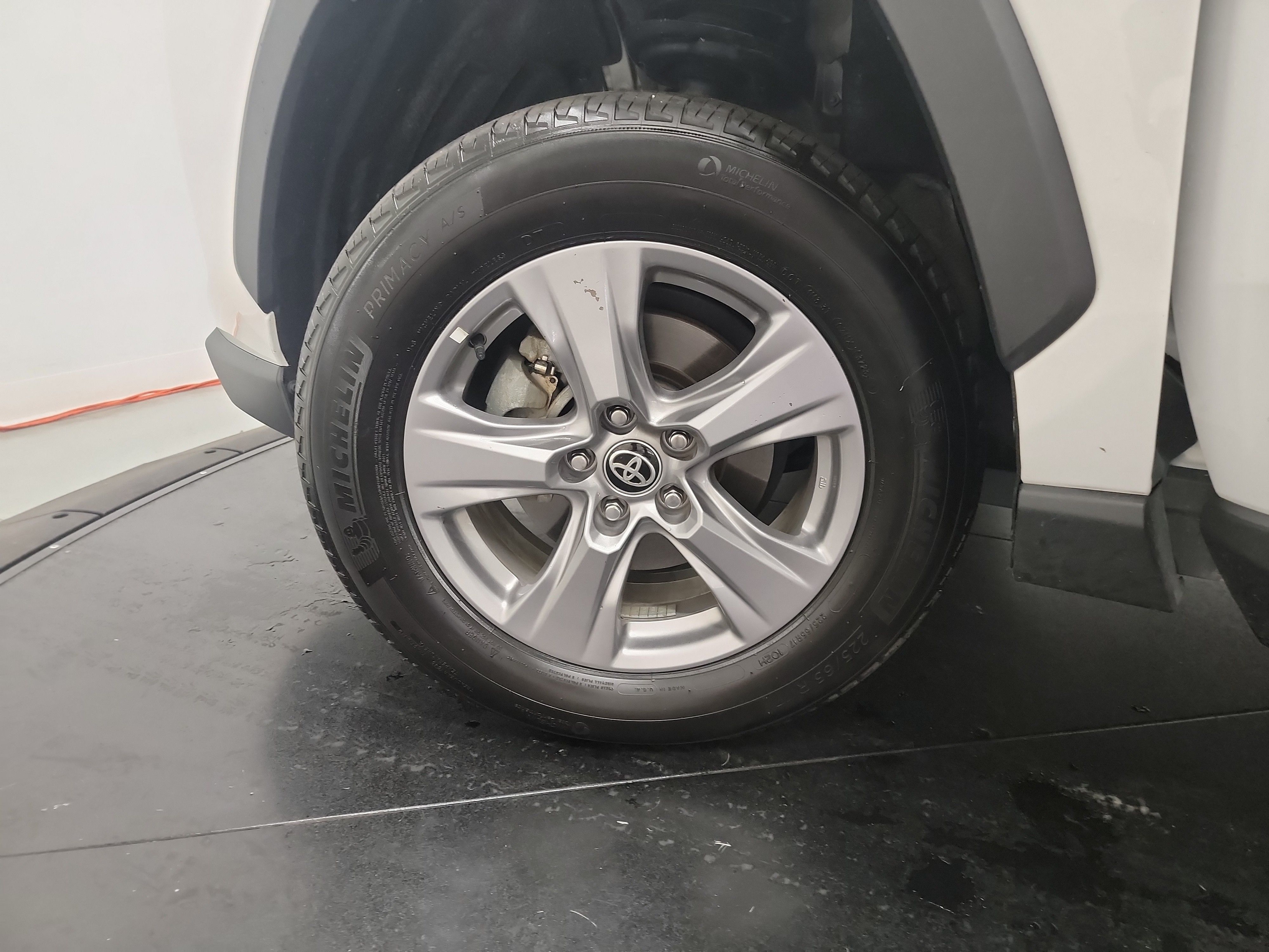 2024 Toyota RAV4 Hybrid XLE photo