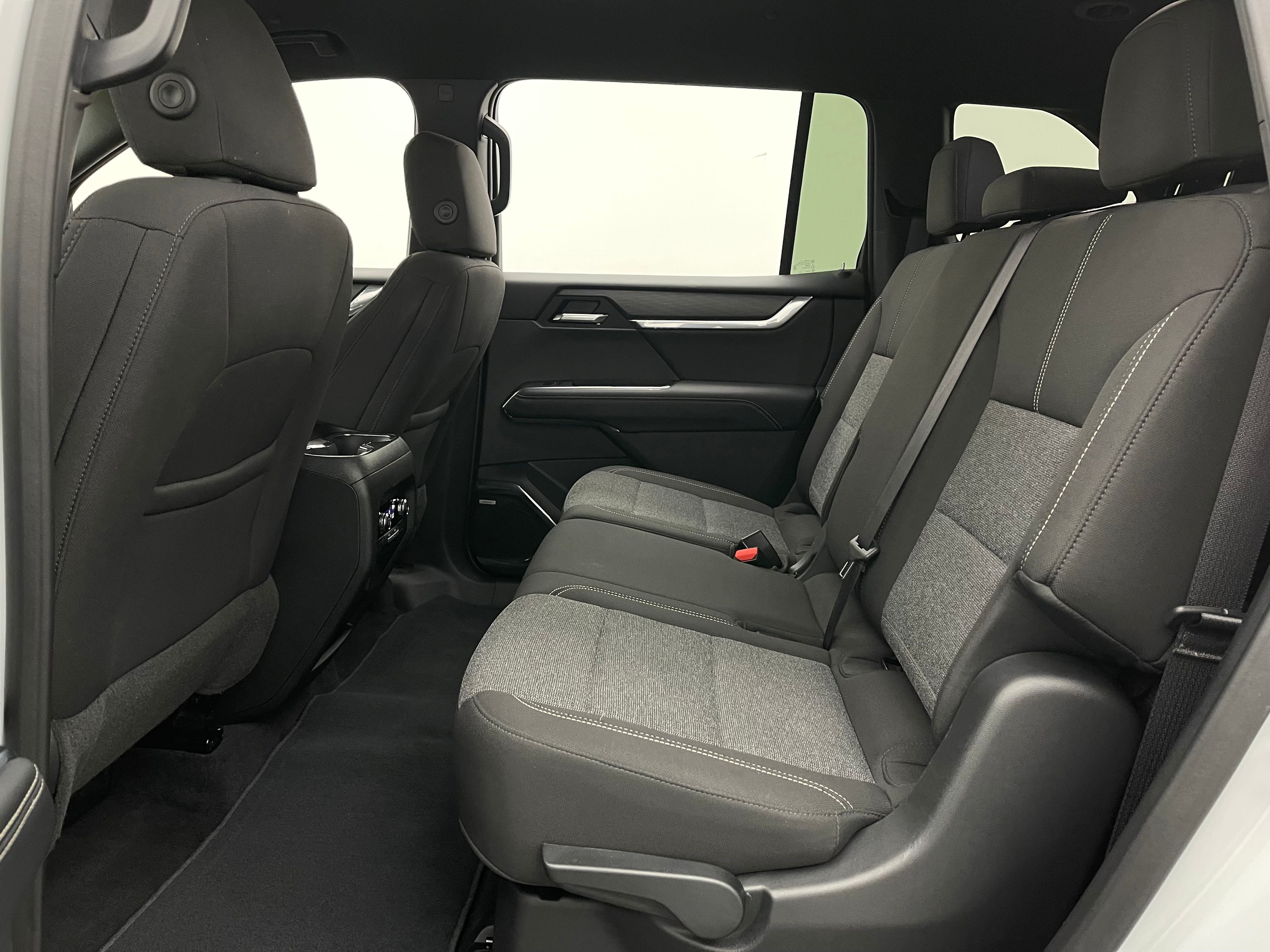 Used 2025 Summit White GMC Elevation image 41