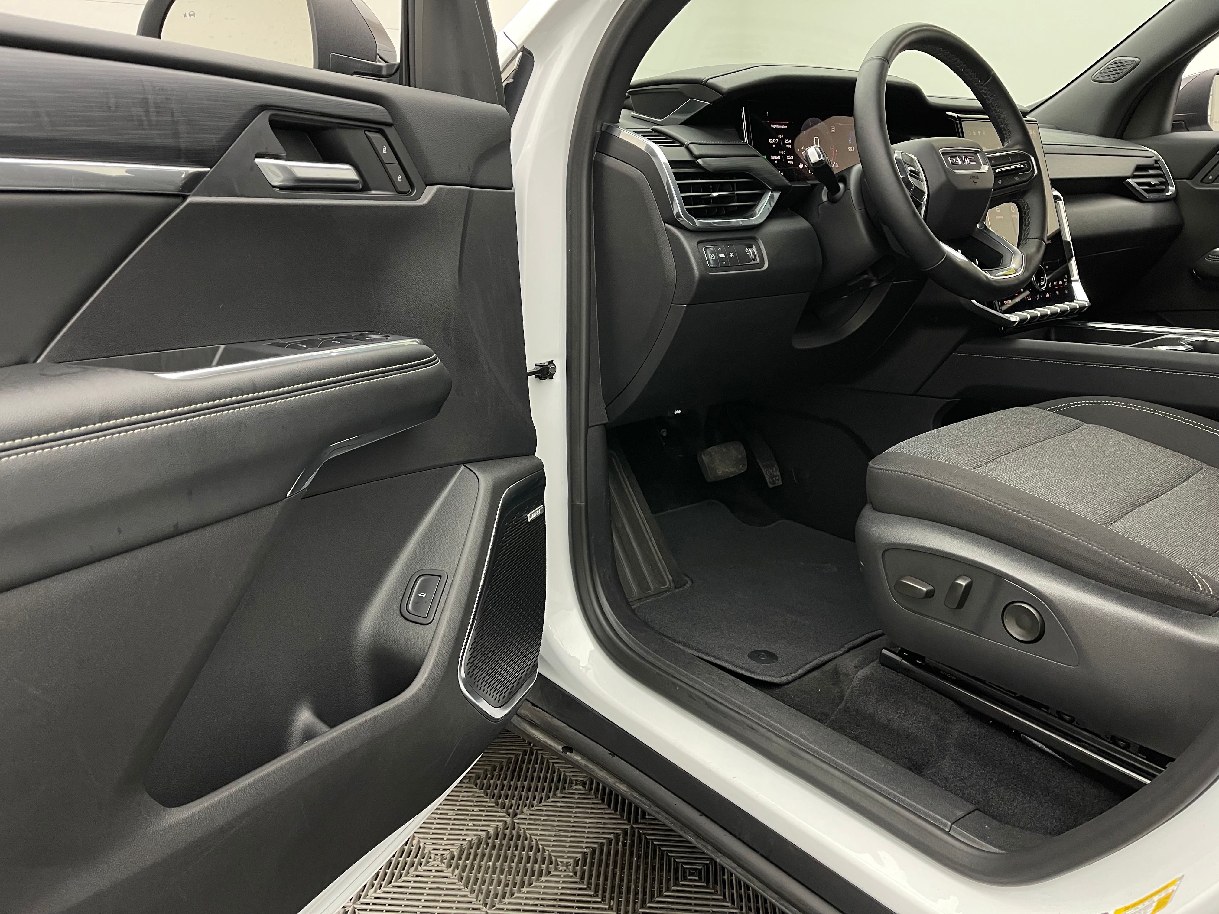 Used 2025 Summit White GMC Elevation image 15