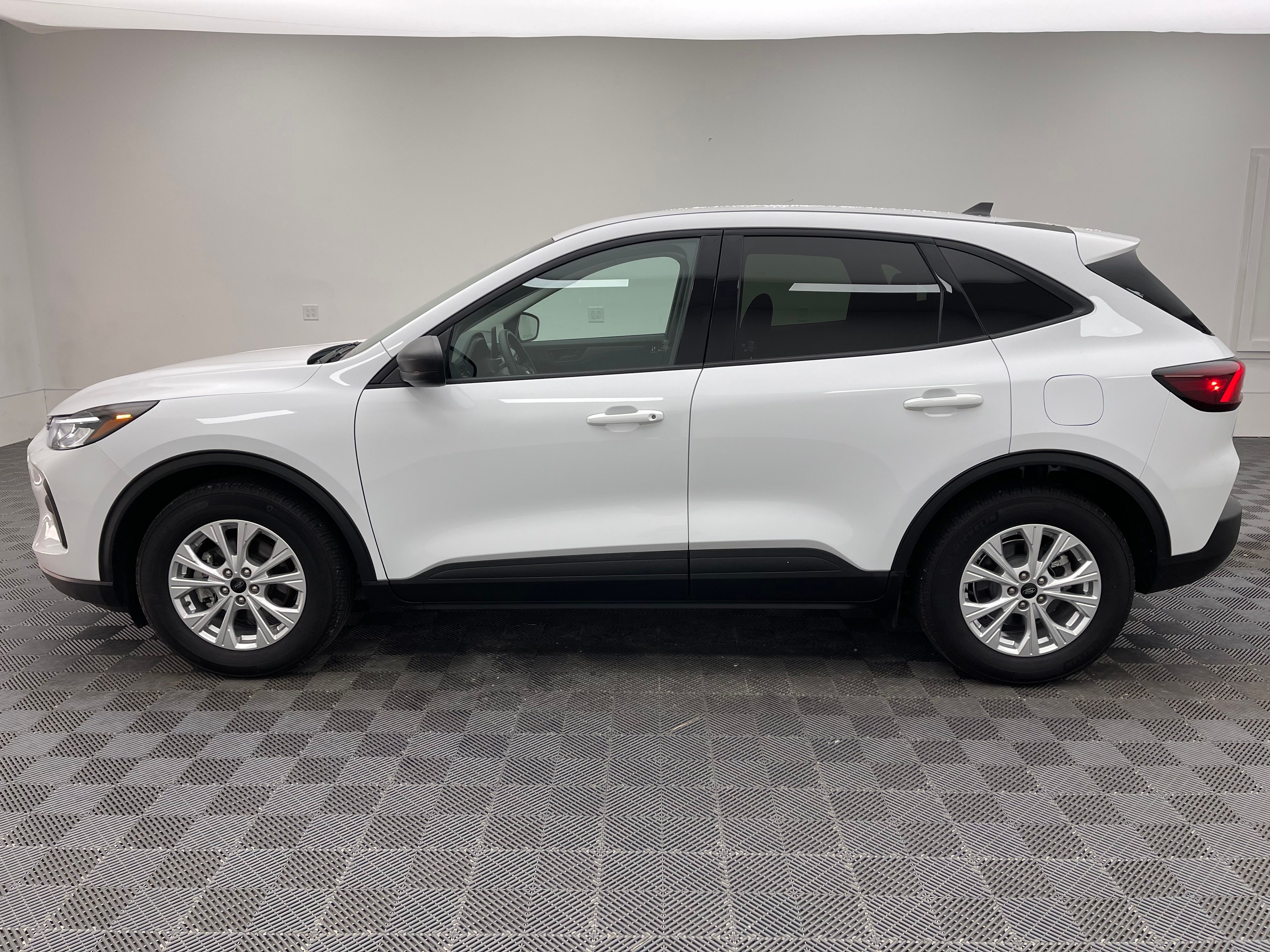 Used 2026 Oxford White Ford Active image 10