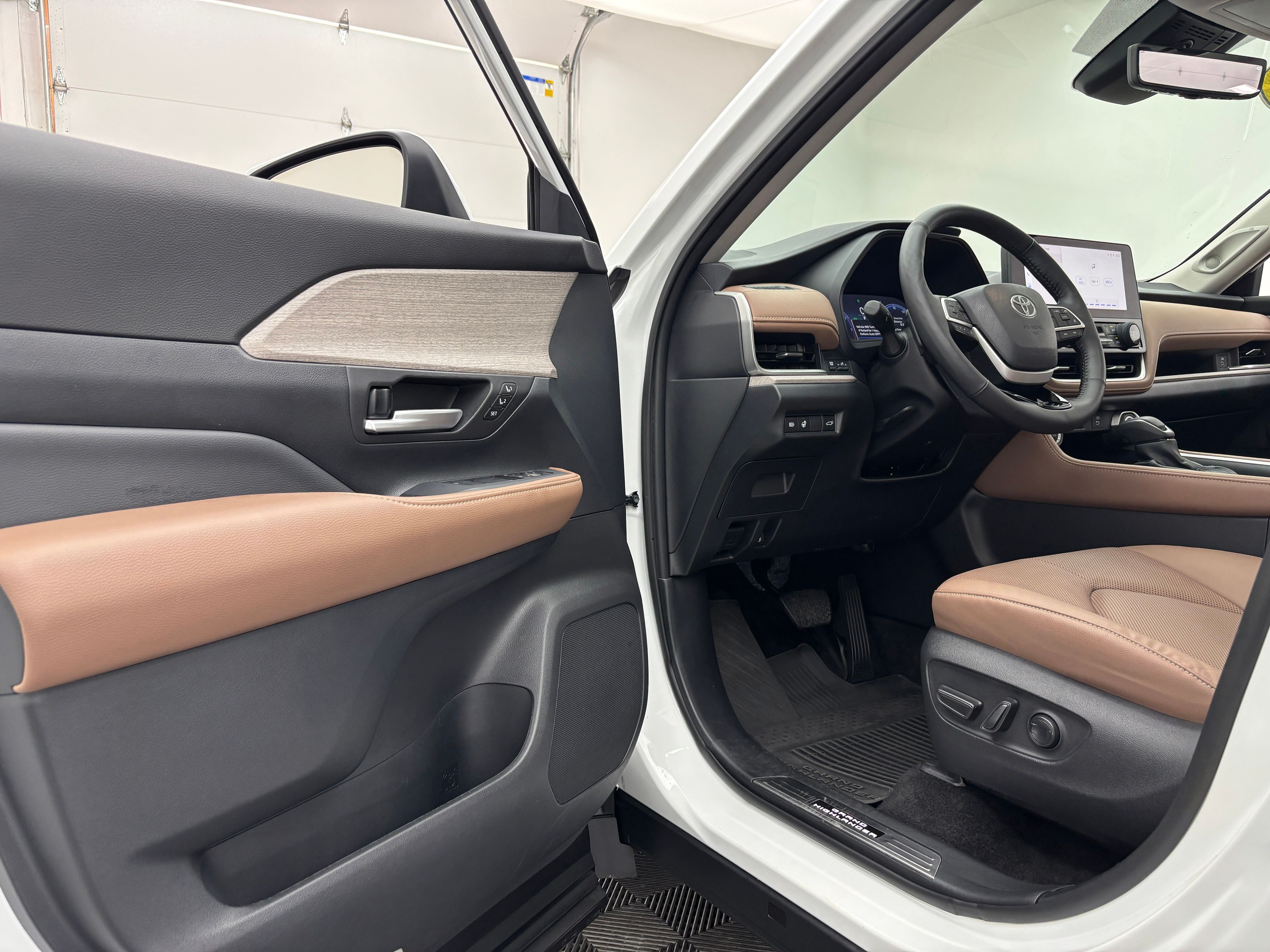 Used 2025 Pearl Toyota Platinum image 18