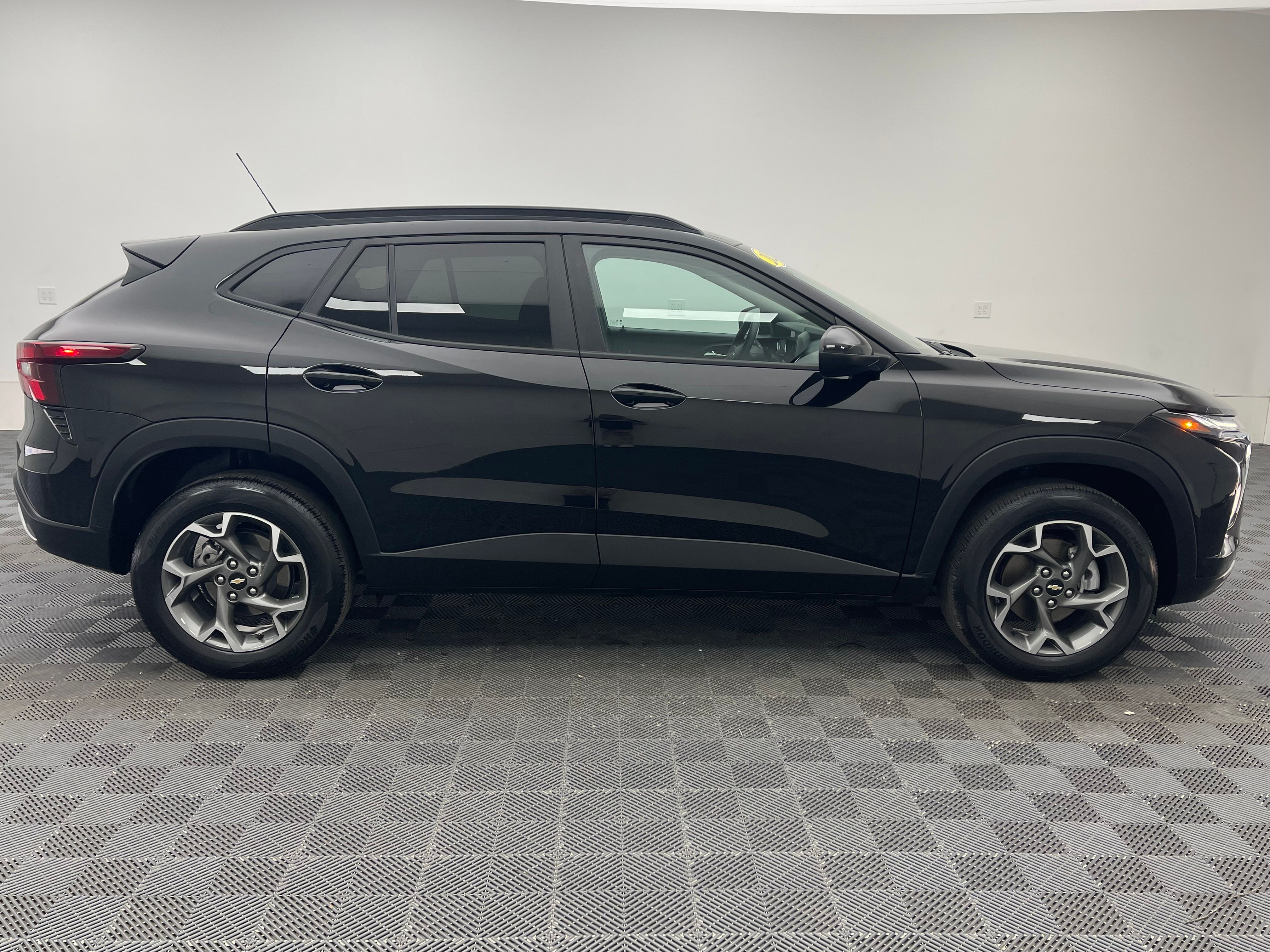 Used 2025 Mosaic Black Metallic Chevrolet LT image 5