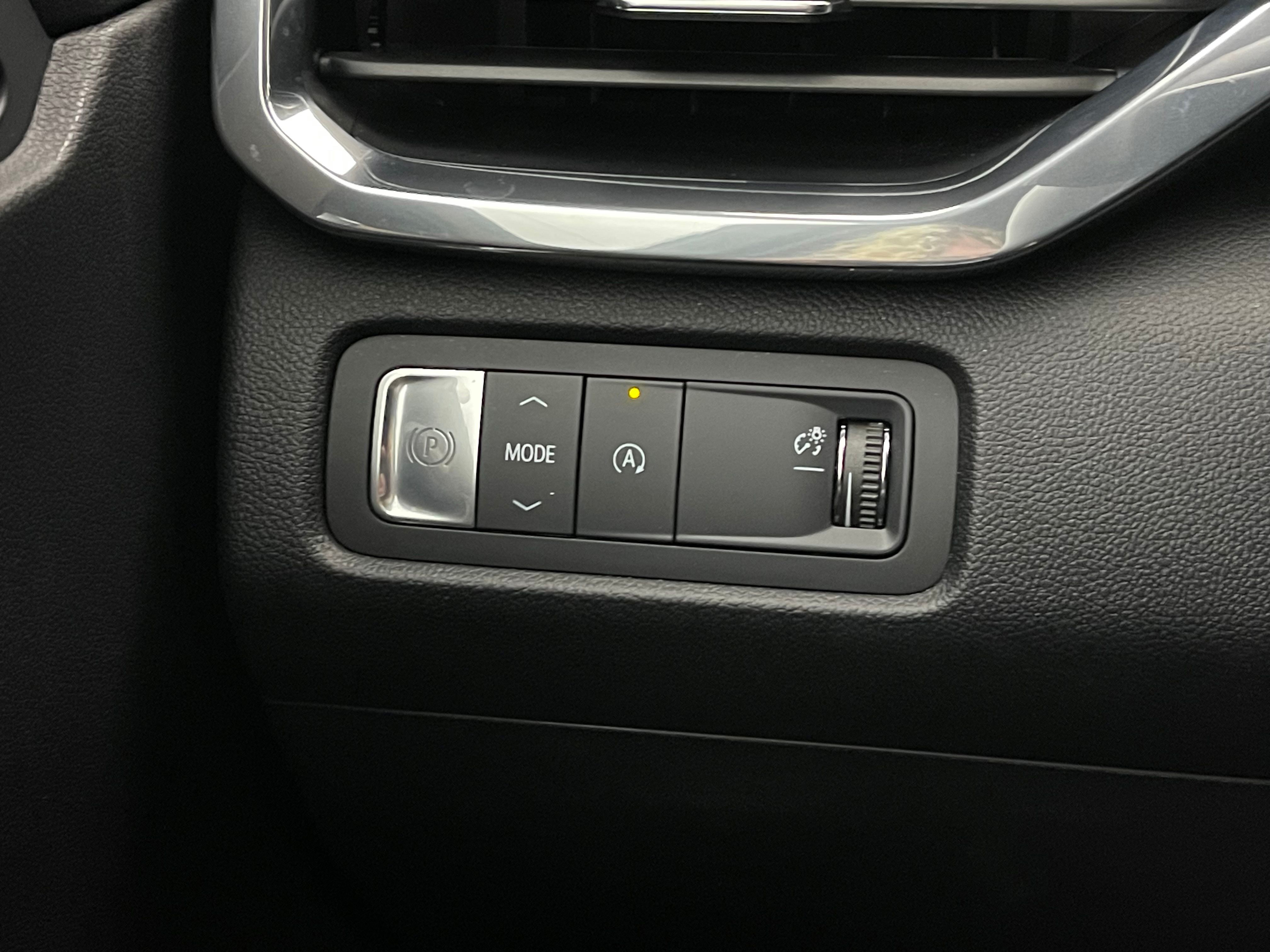 Used 2025 Summit White GMC Elevation image 22