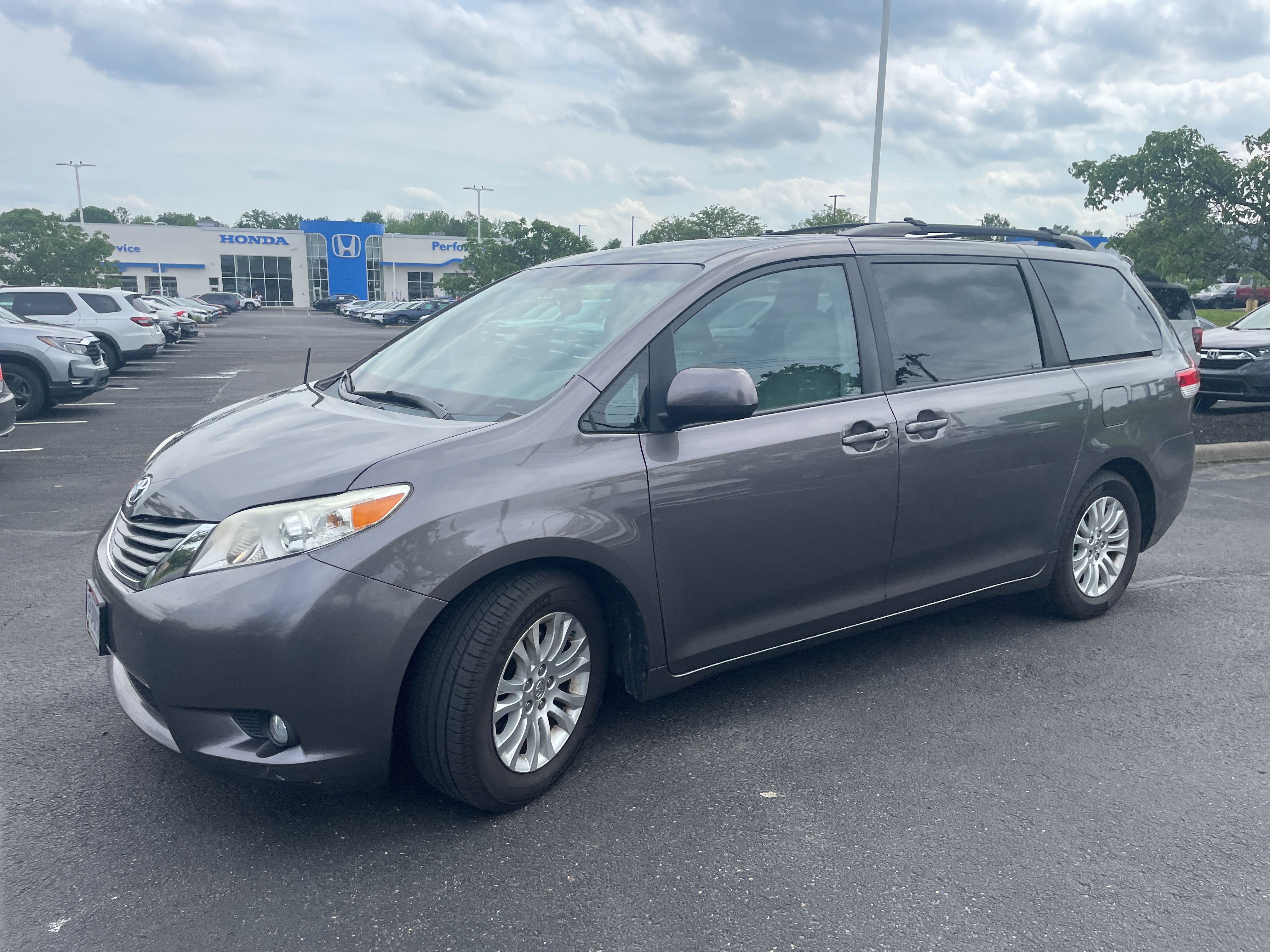 2013 Toyota Sienna XLE 7-Passenger Auto Access Se photo