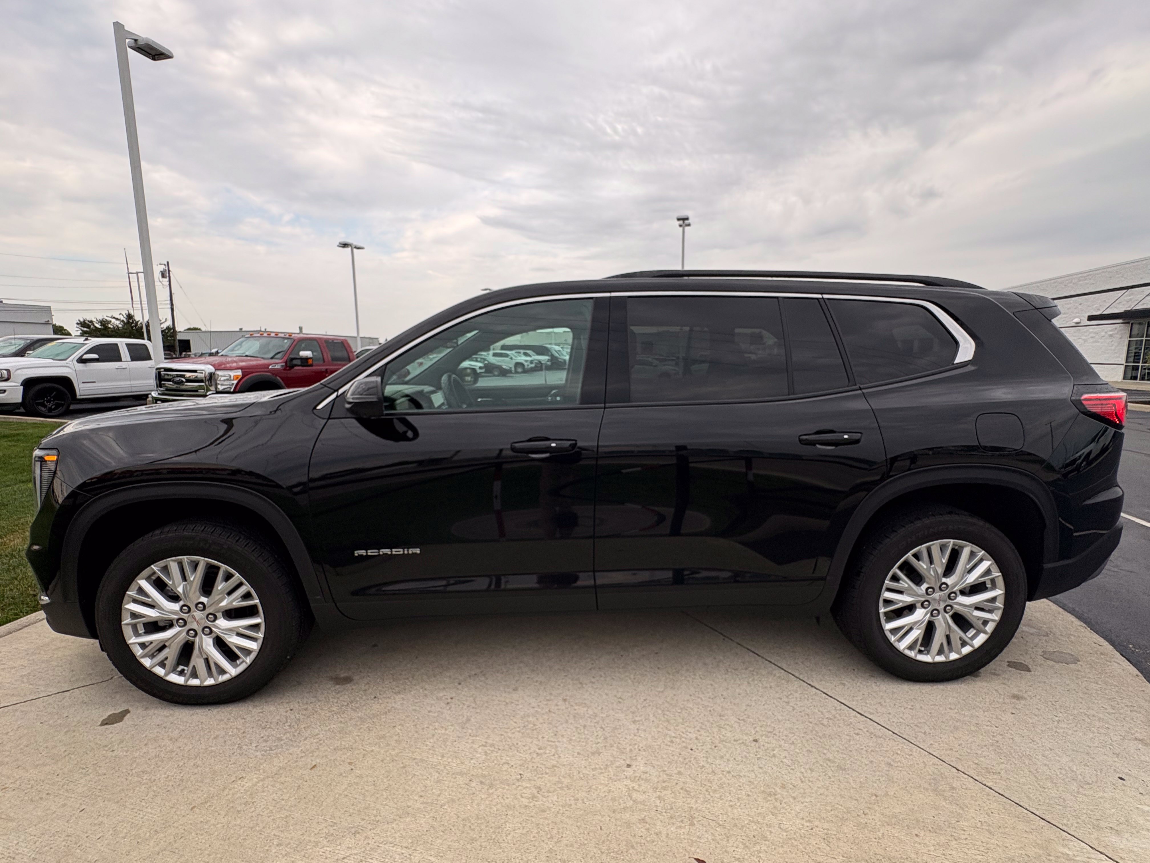 Used 2024 Ebony Twilight Metallic GMC Elevation image 4