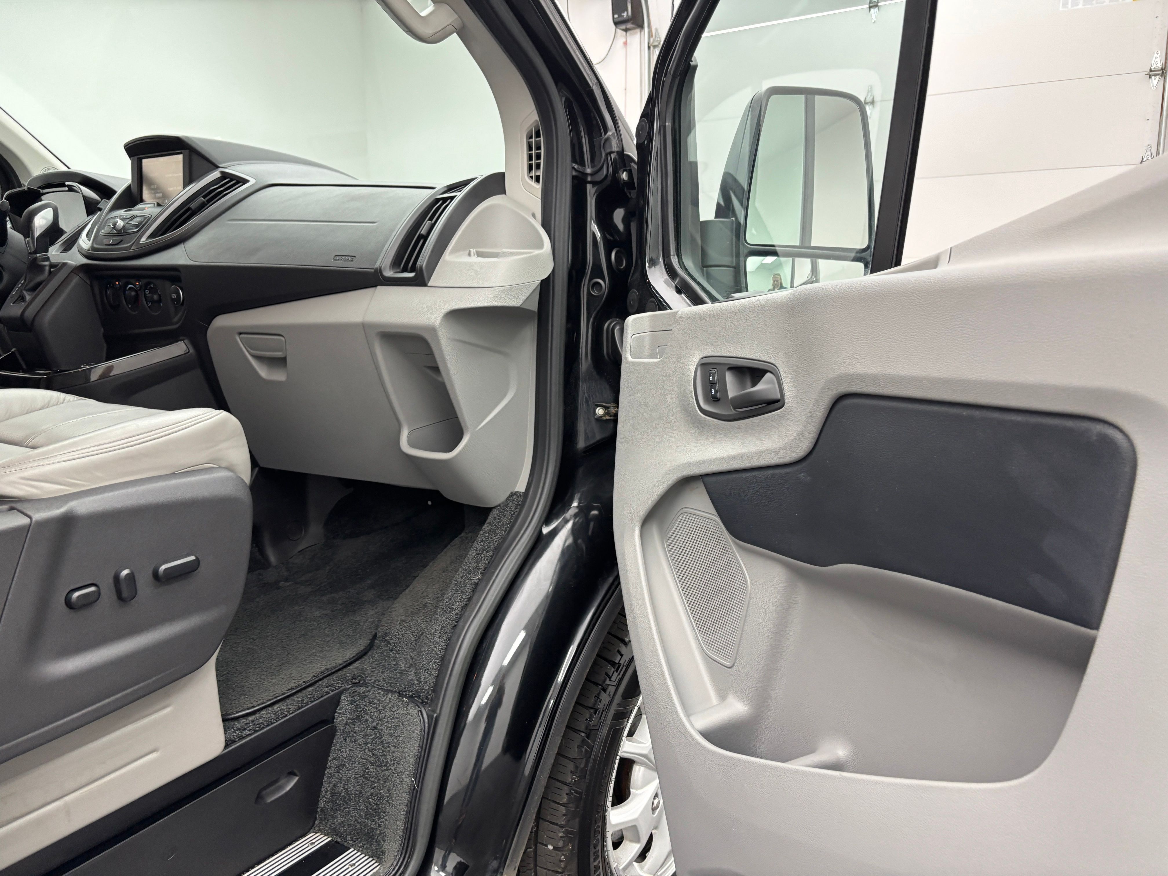 Used 2015 Tuxedo Black Metallic Ford Explorer Limited SE image 21