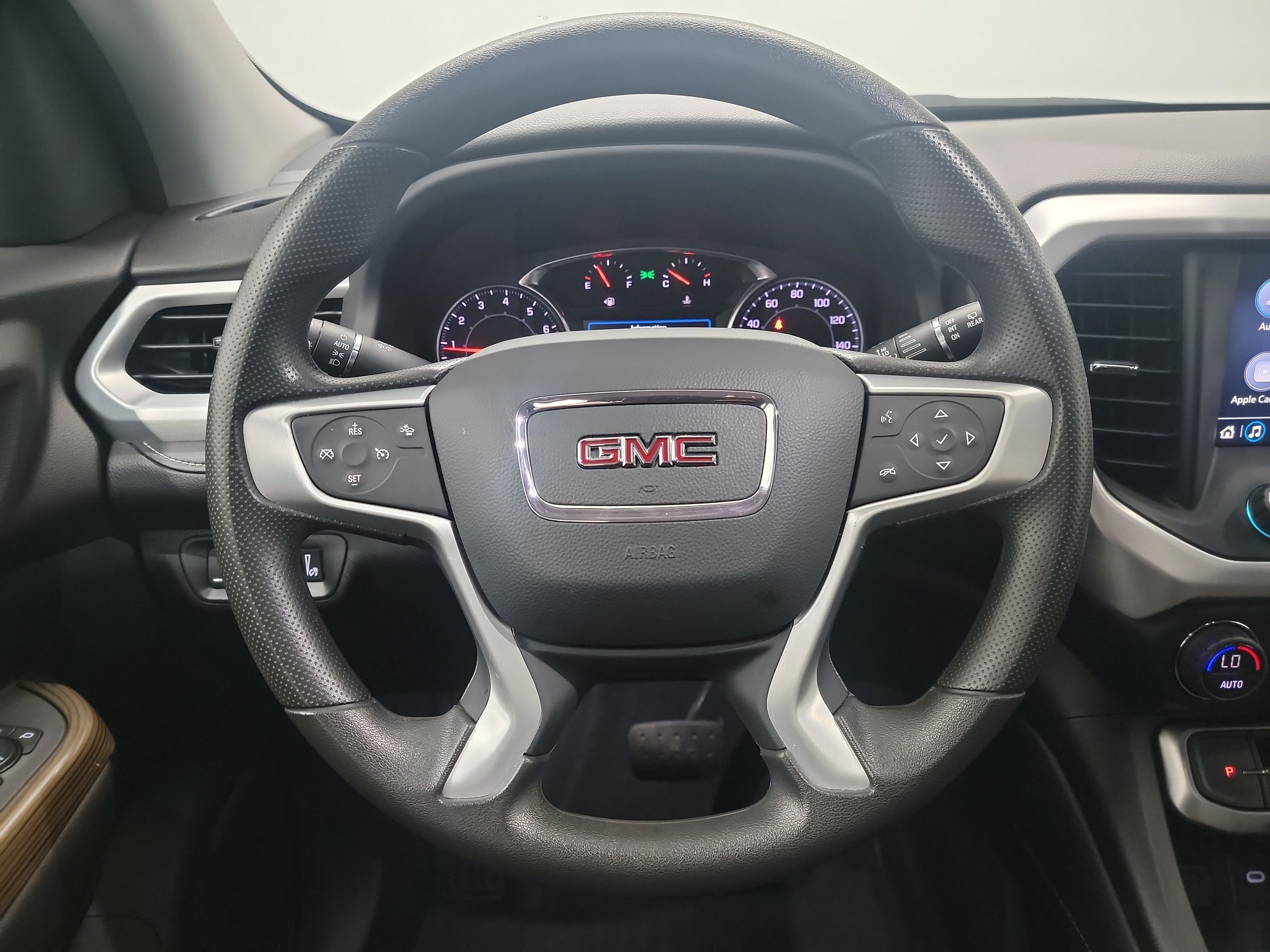 2022 GMC Acadia SLE photo