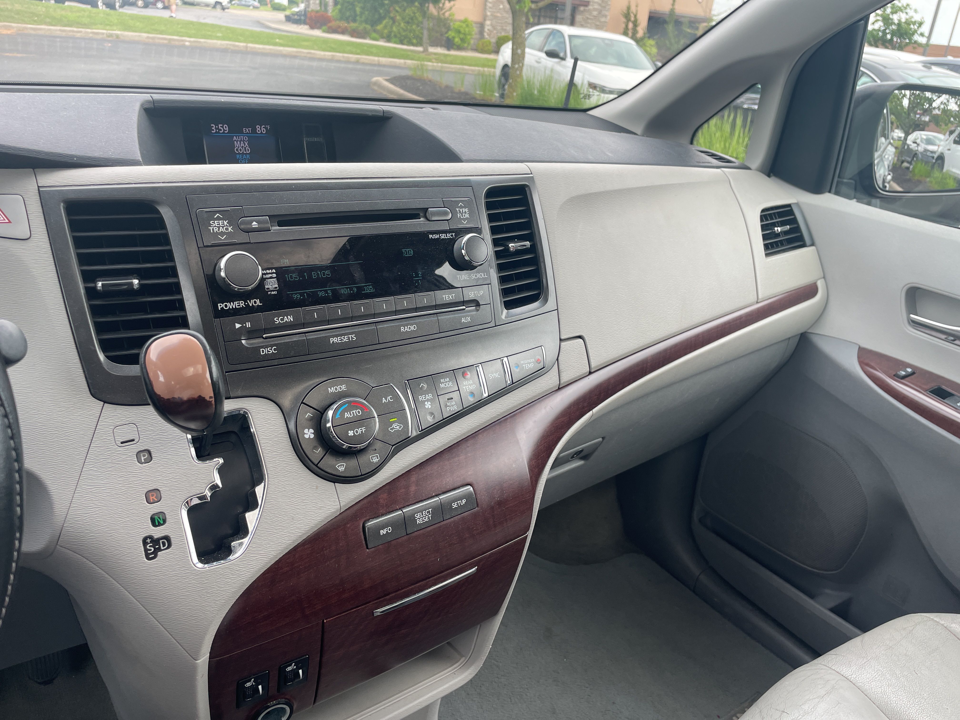 2013 Toyota Sienna XLE 7-Passenger Auto Access Se photo