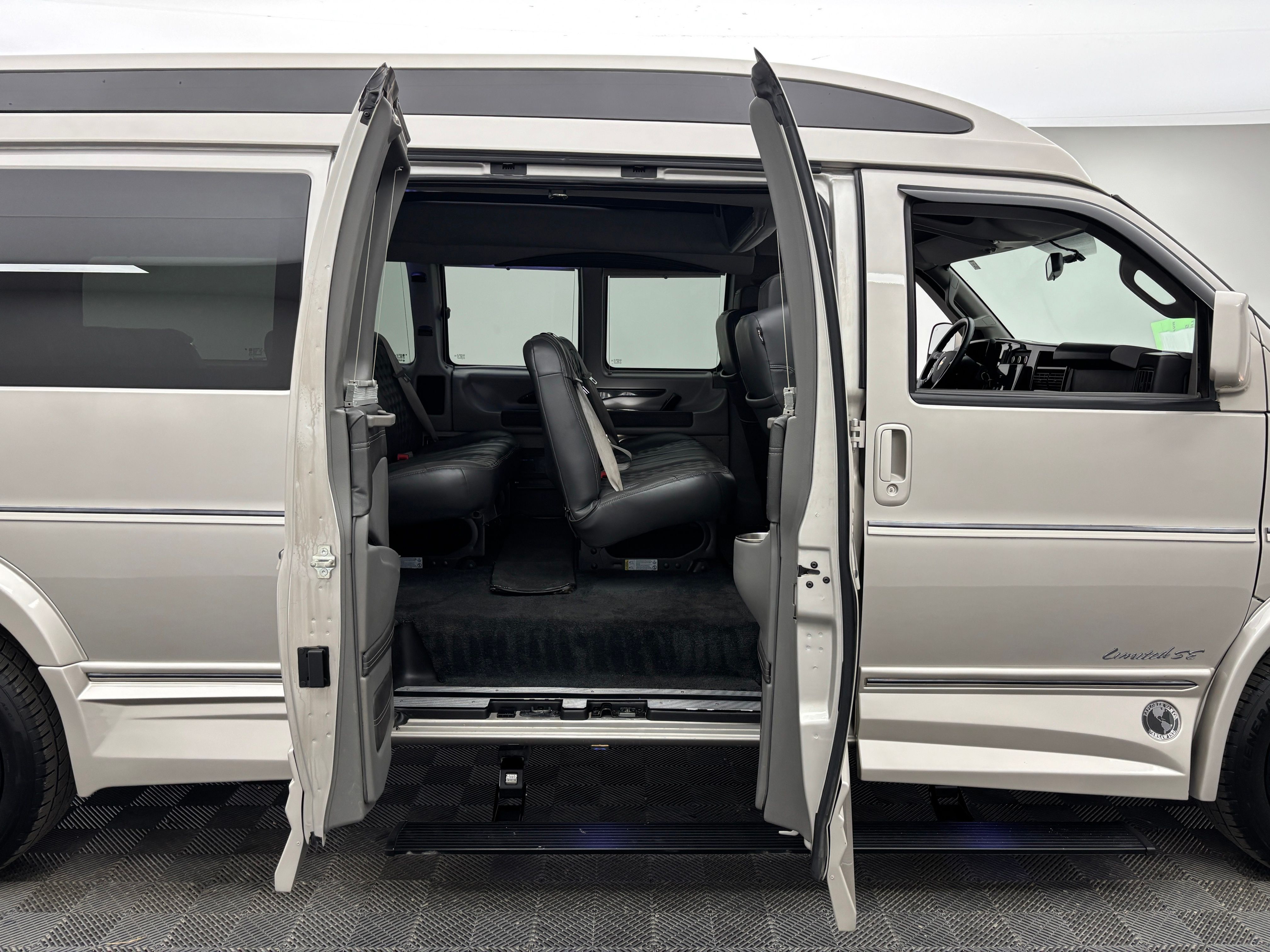 Used 2023 Silver Chevrolet Explorer Limited SE image 7