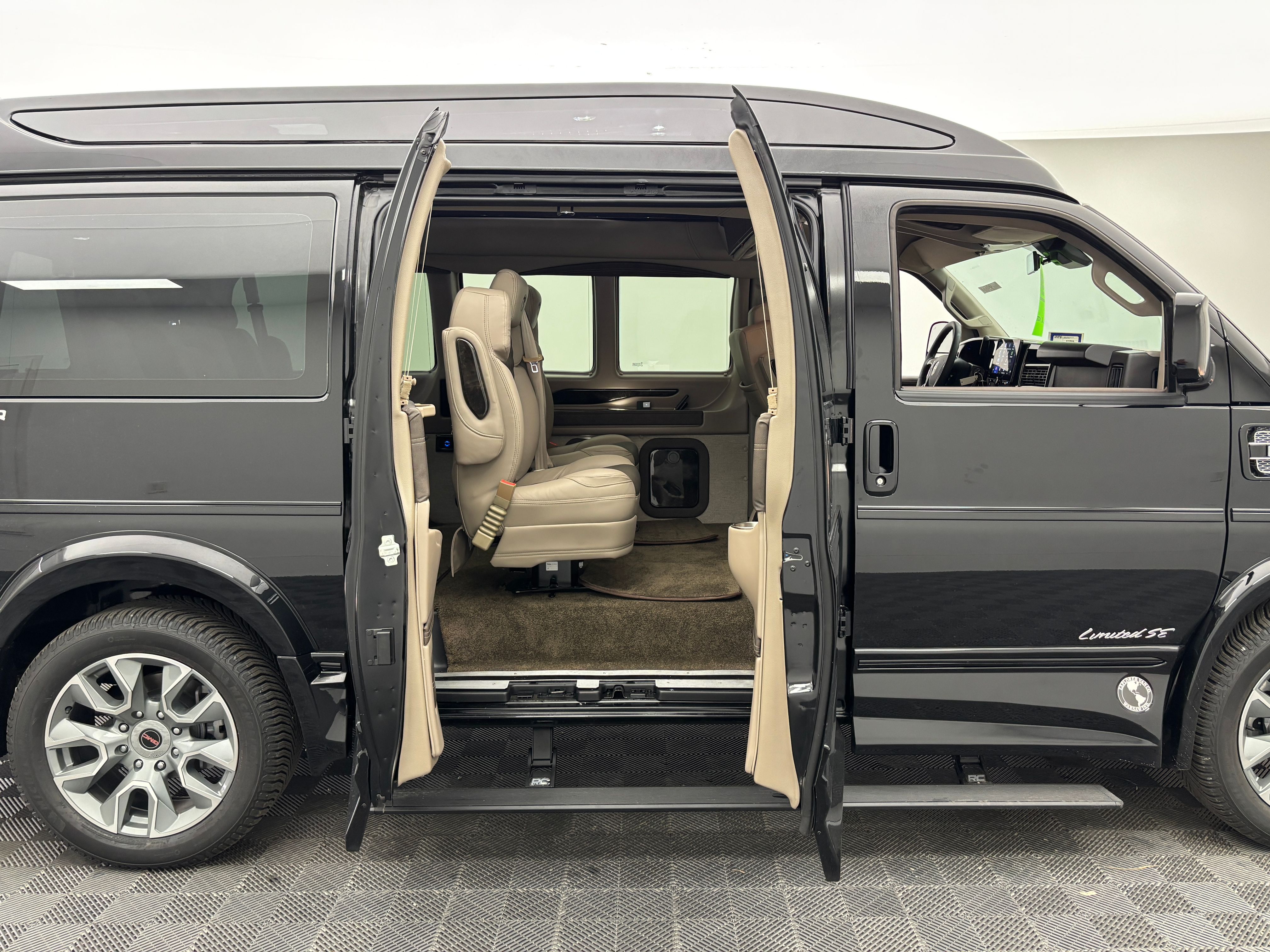 New 2026 Onyx Black GMC Explorer Limited SE image 7