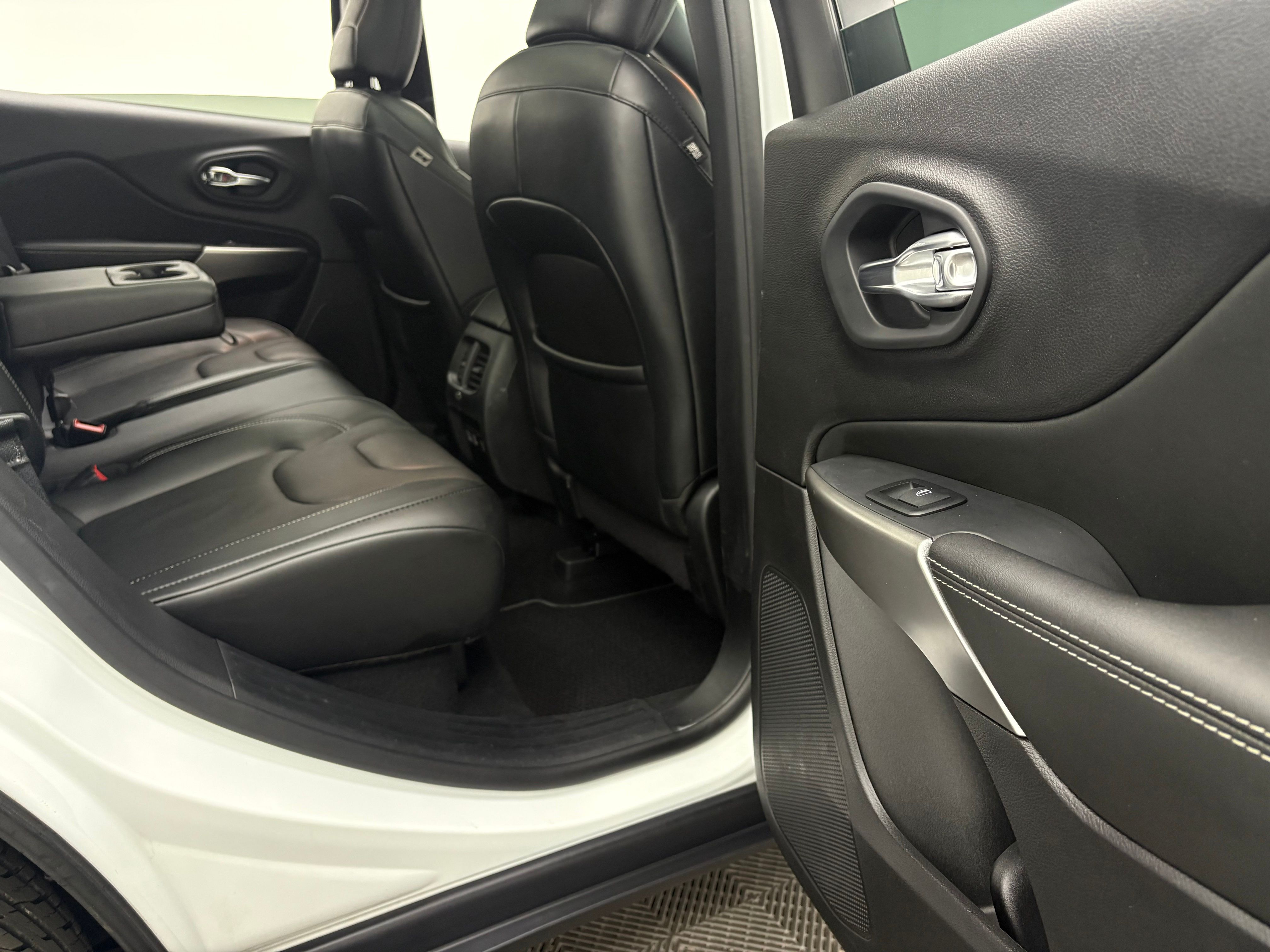 Used 2021 Bright White Clearcoat Jeep Latitude Lux image 36