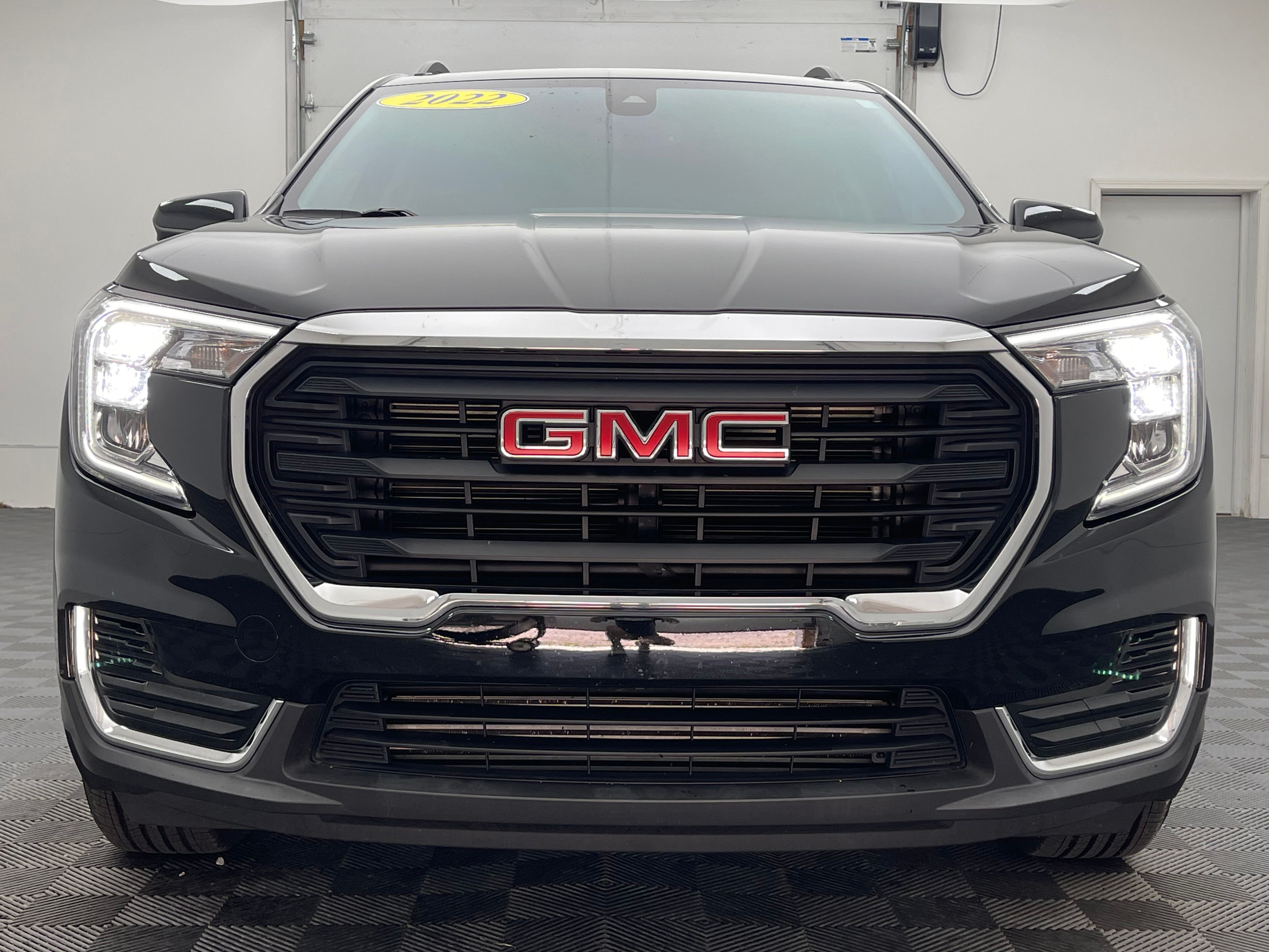 Used 2022 Ebony Twilight Metallic GMC SLE image 12