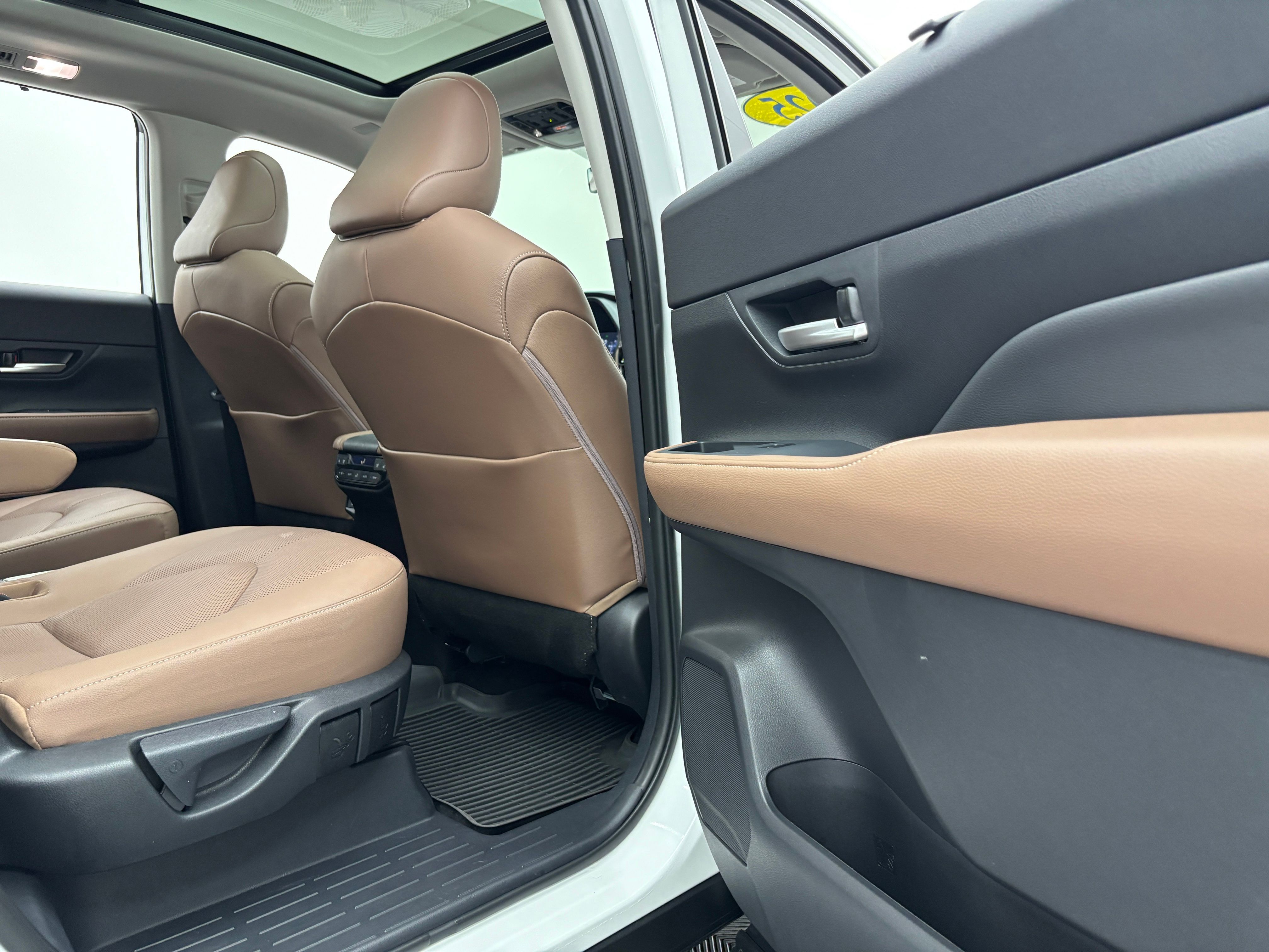 Used 2025 Pearl Toyota Platinum image 39