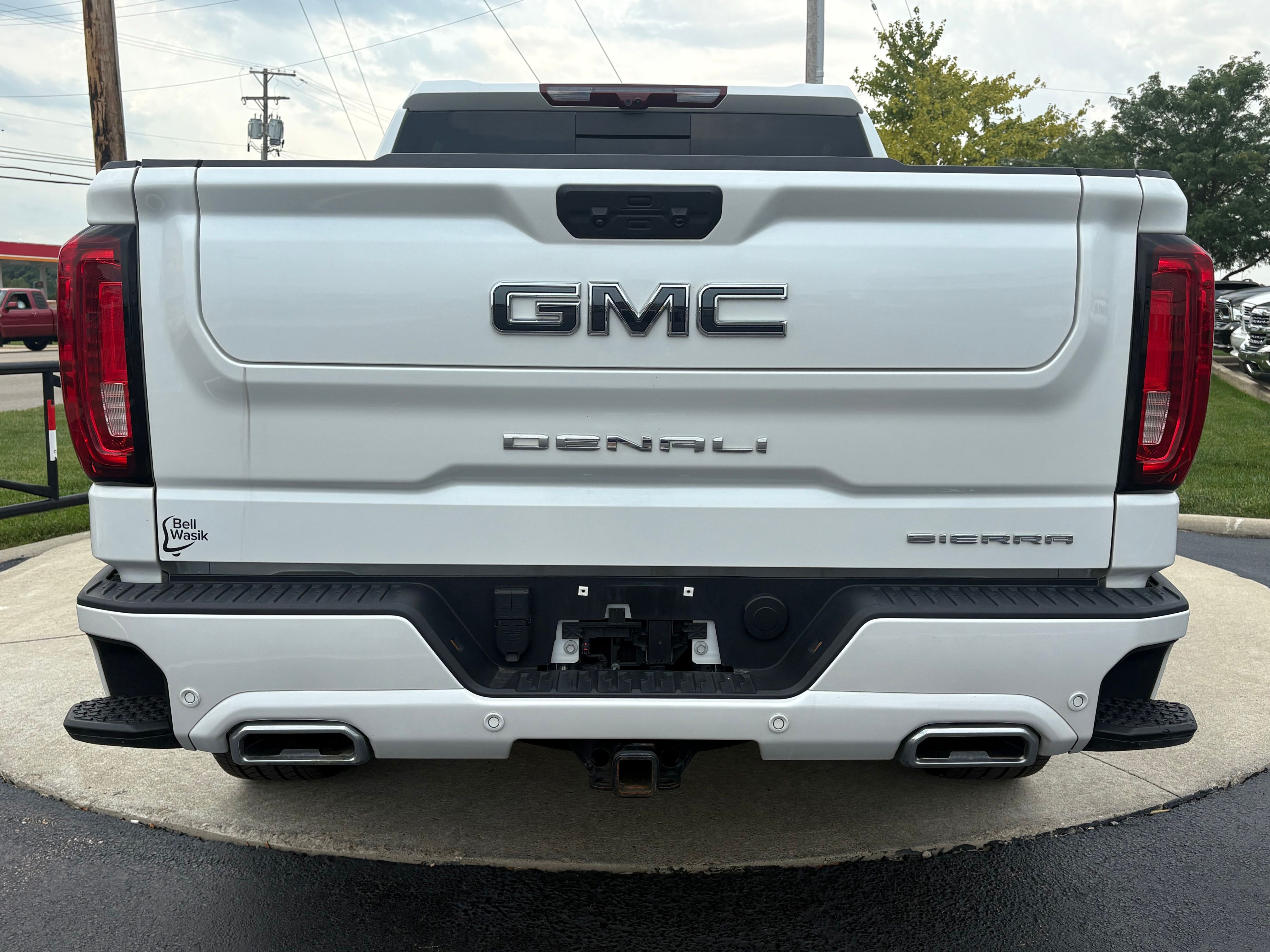 Used 2024 White Frost Tricoat GMC Denali Ultimate image 6