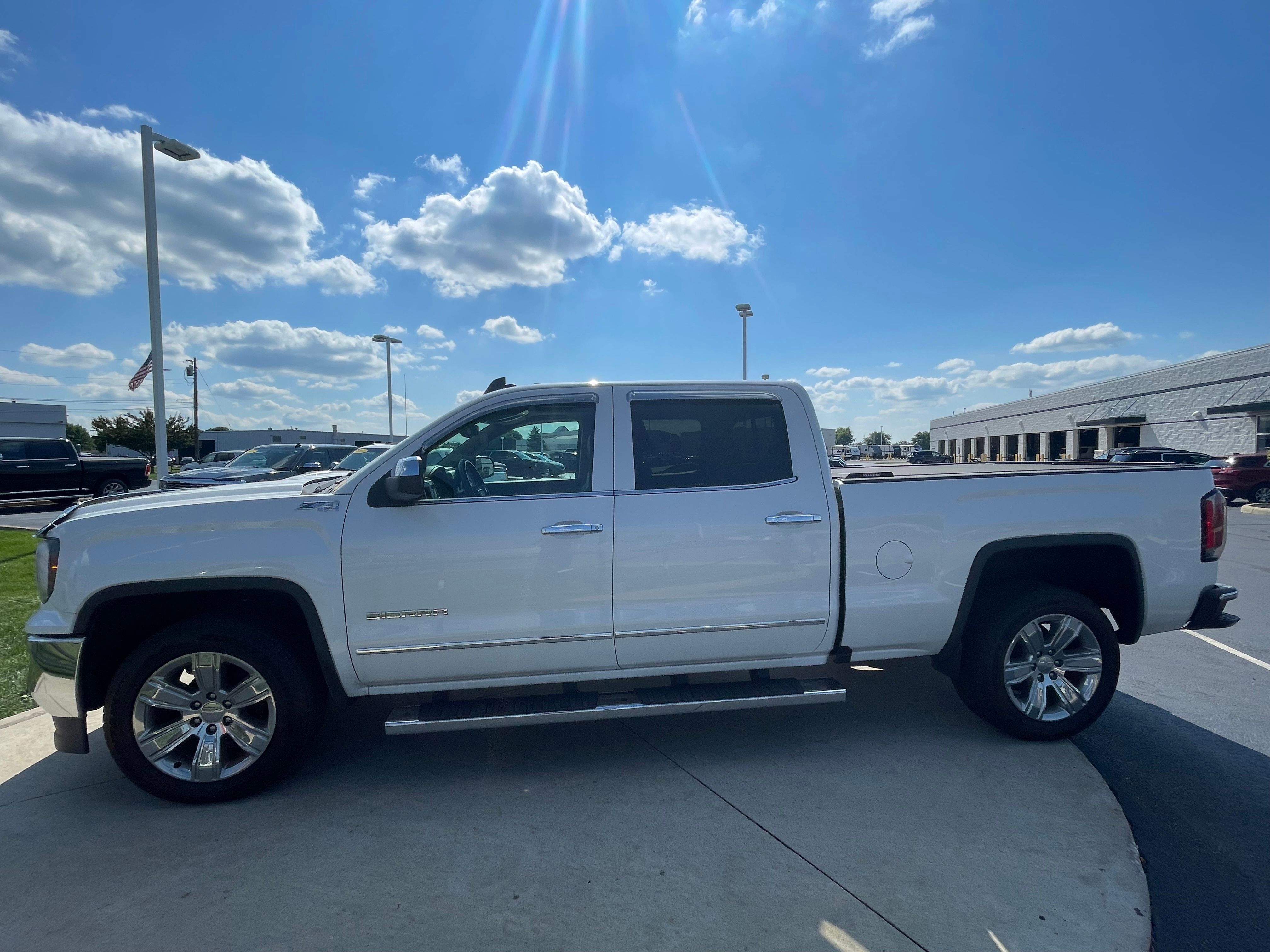 Used 2016 White Frost Tricoat GMC SLT image 4
