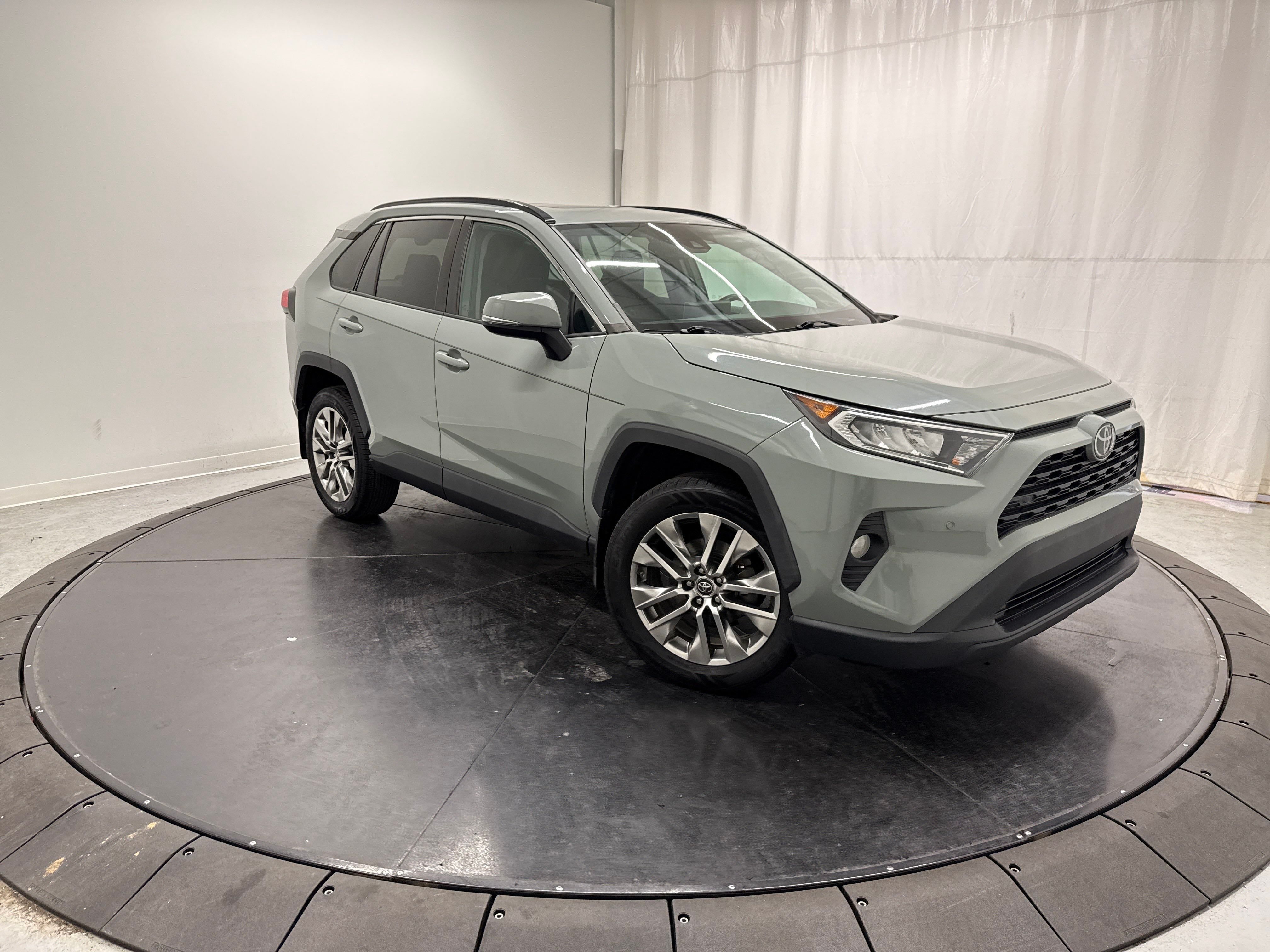 2019 Toyota RAV4 XLE Premium photo