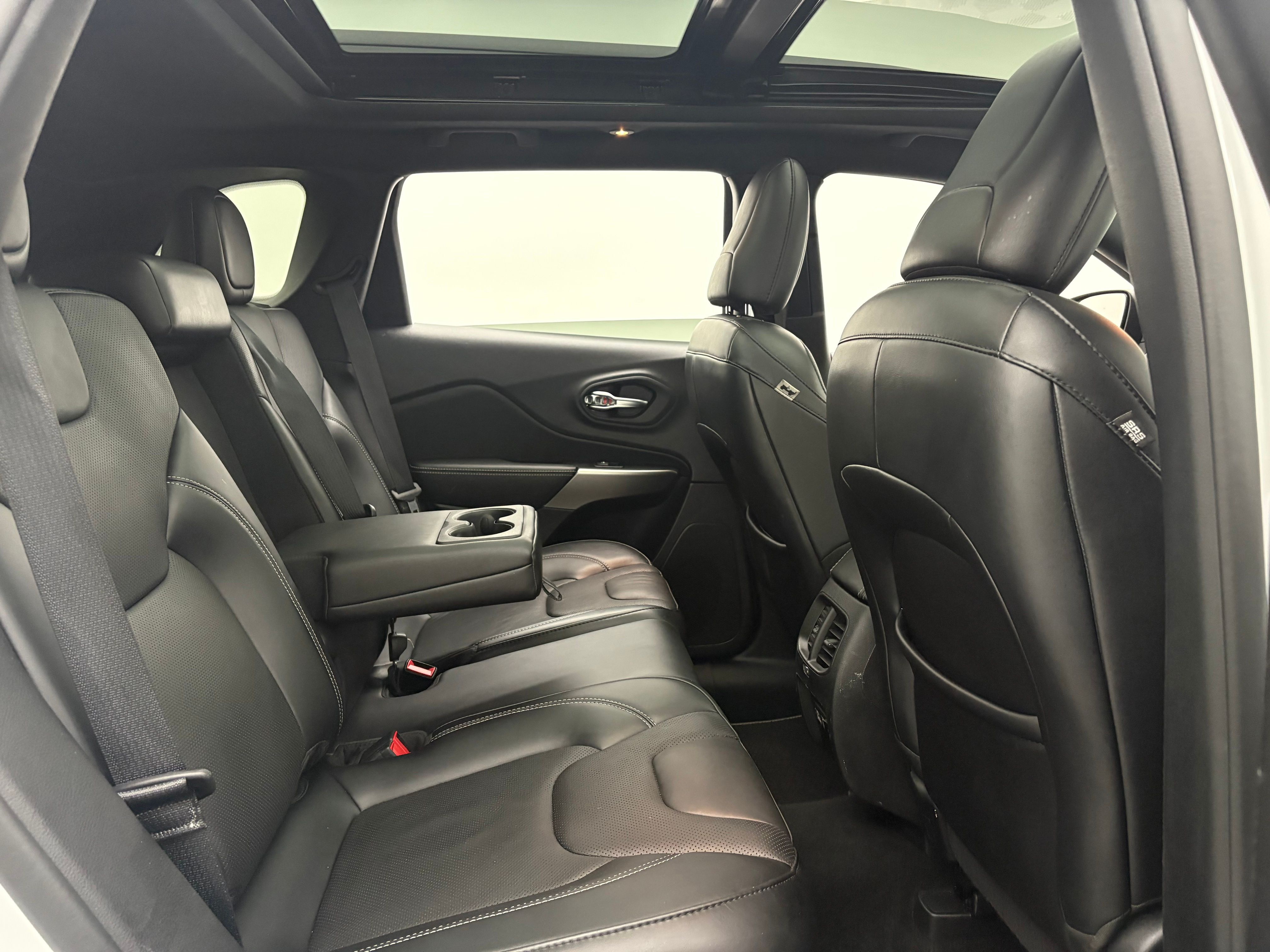 Used 2021 Bright White Clearcoat Jeep Latitude Lux image 37