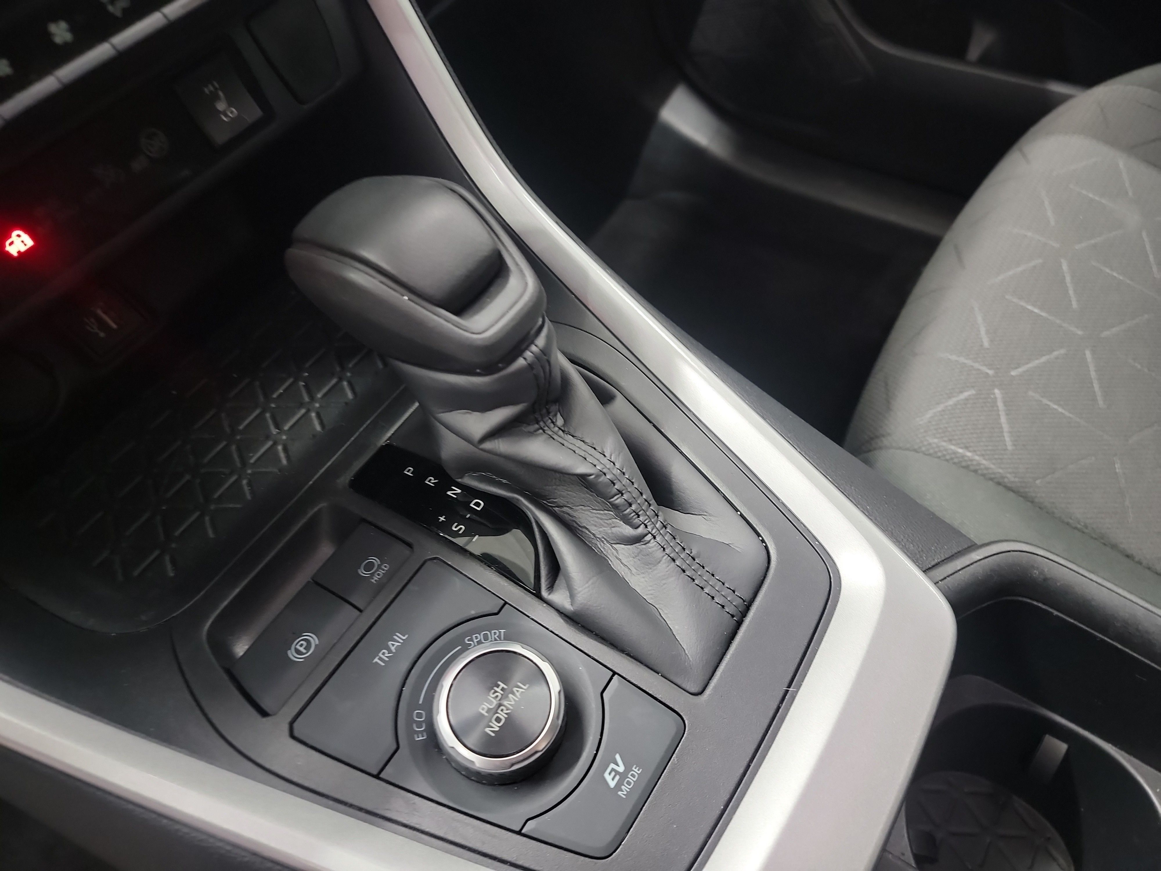 2024 Toyota RAV4 Hybrid XLE photo