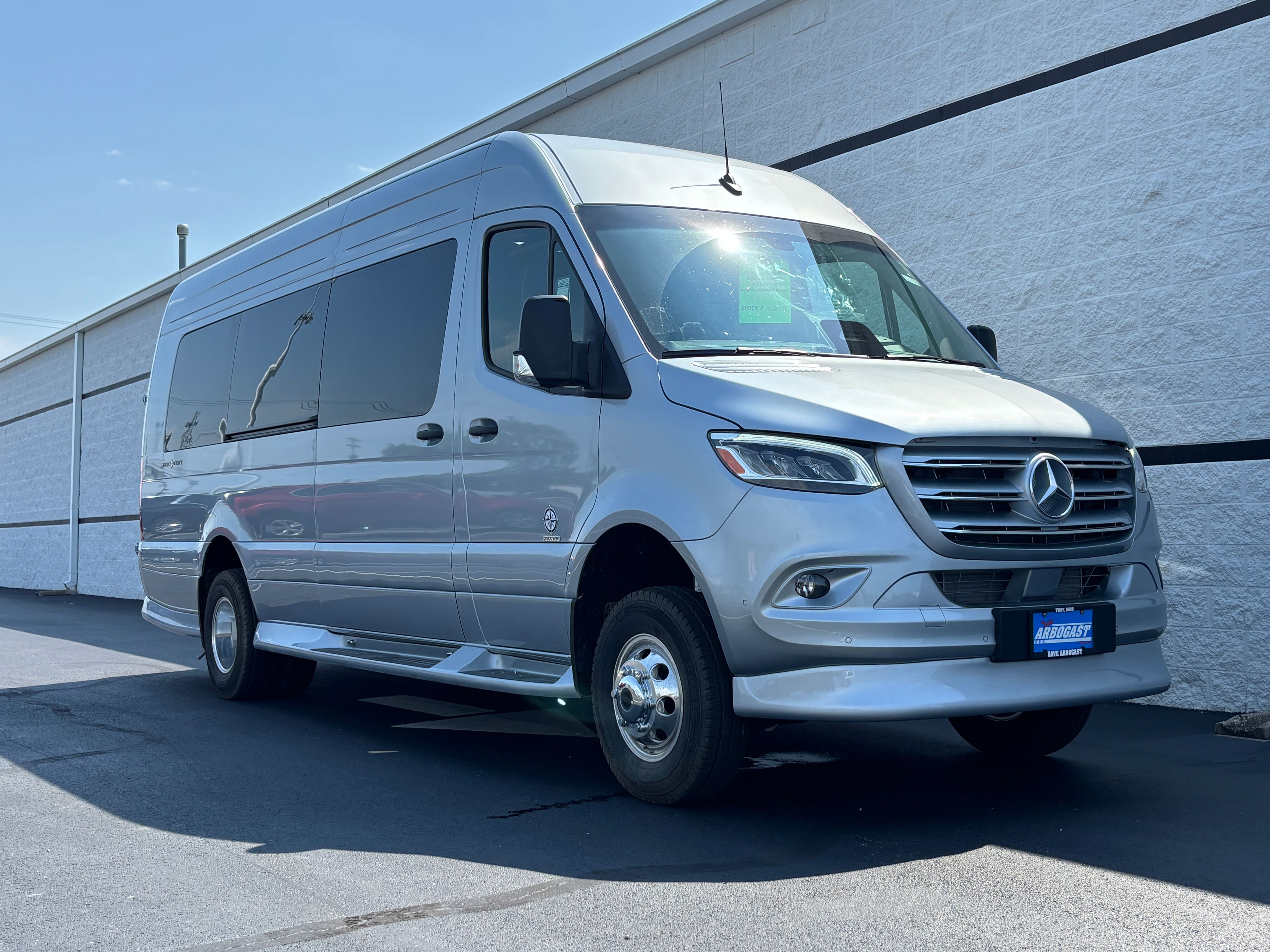 New 2027 Silver Mercedes-Benz Discovery Touring image 2