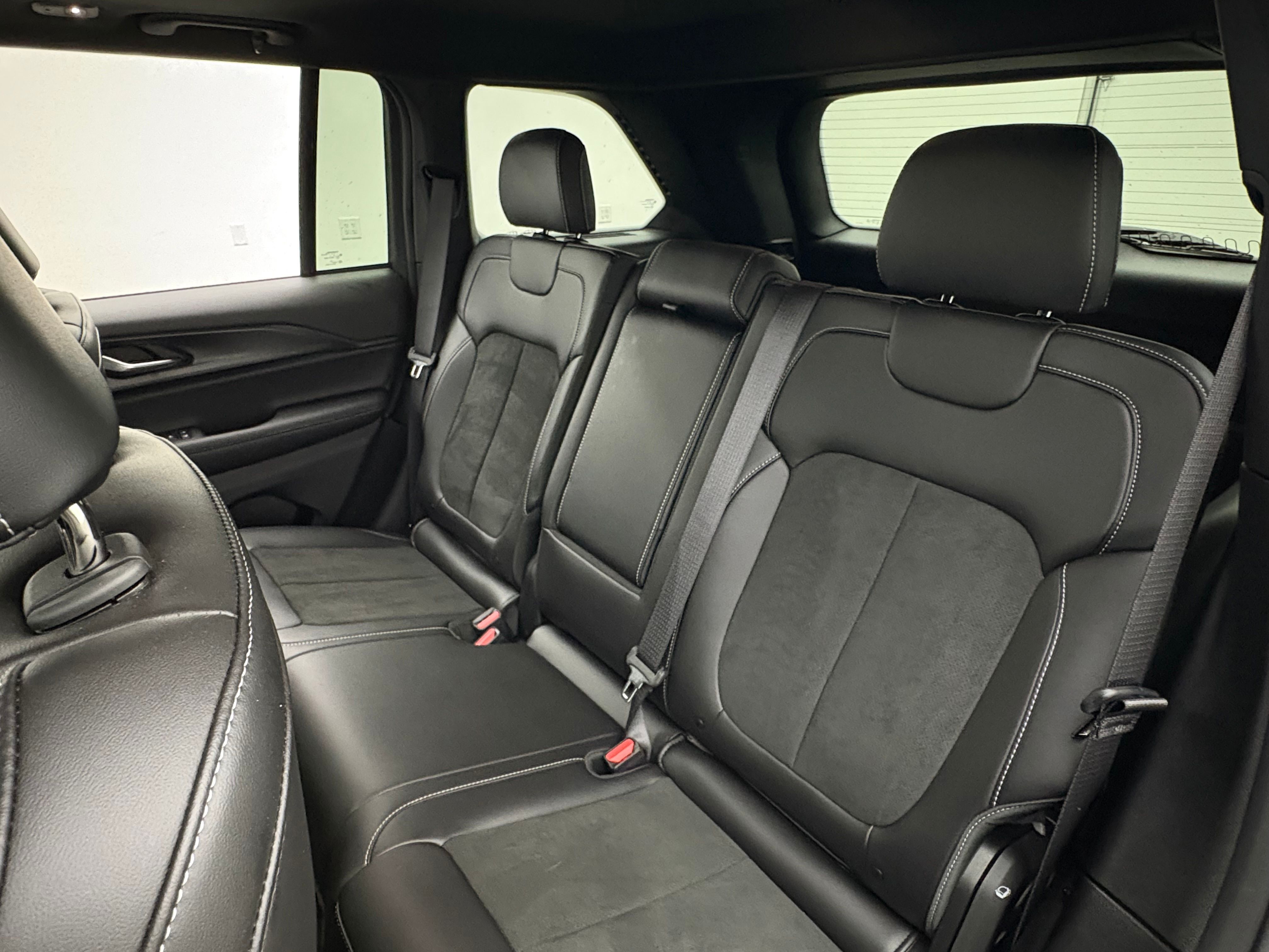 Used 2025 Diamond Black Crystal Pearlcoat Jeep Altitude X image 42