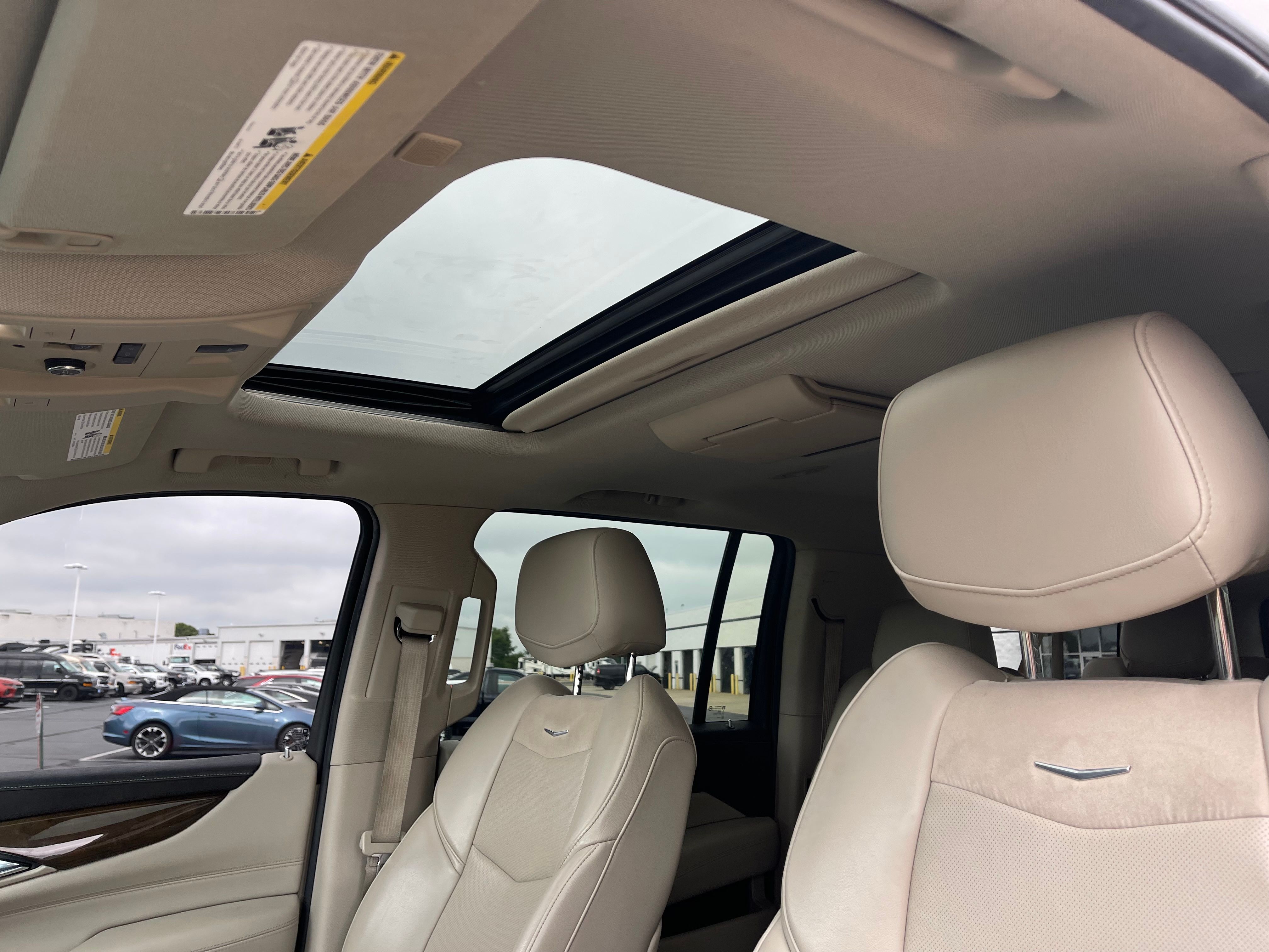 Used 2018 Crystal White Tricoat Cadillac Premium image 16