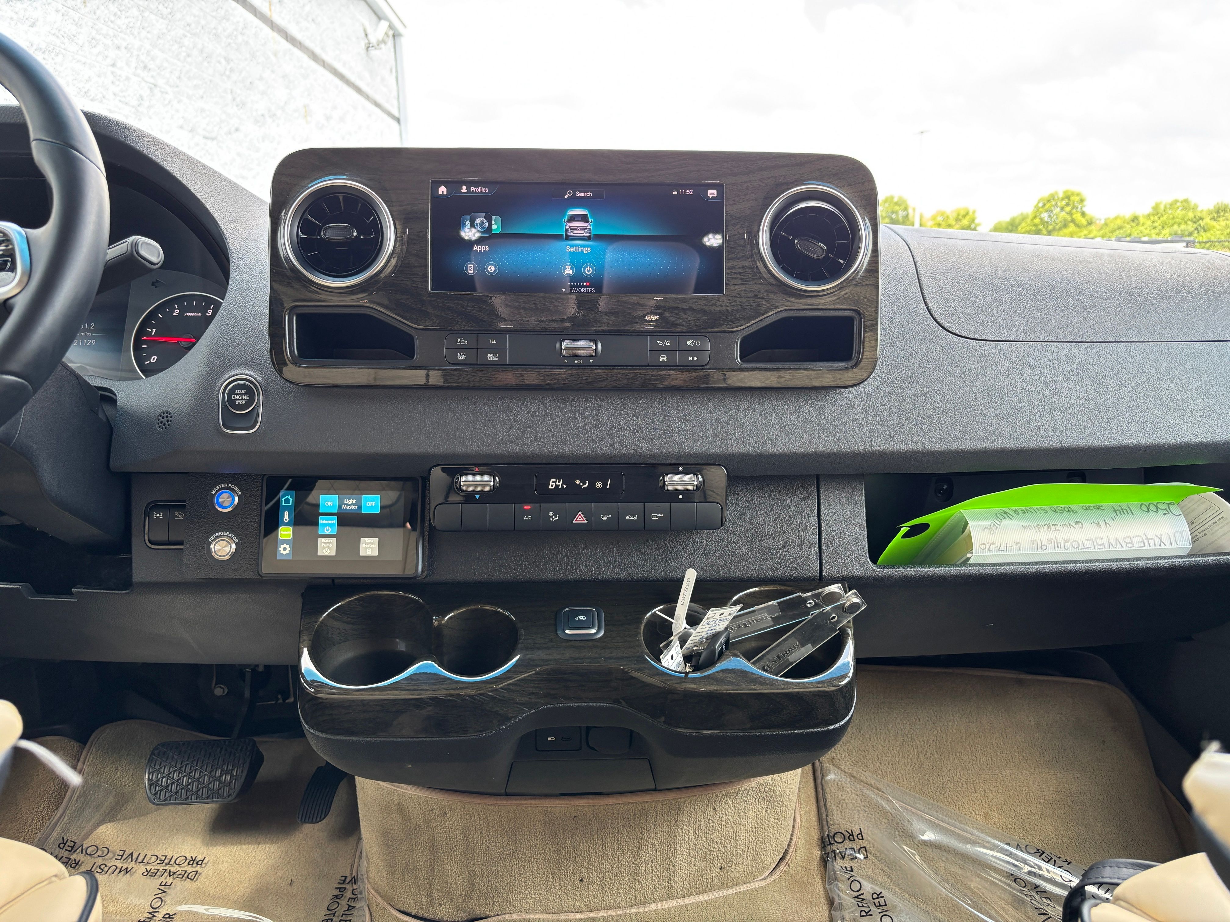 Used 2021 Silver Mercedes-Benz Midwest Luxe Cruiser image 28