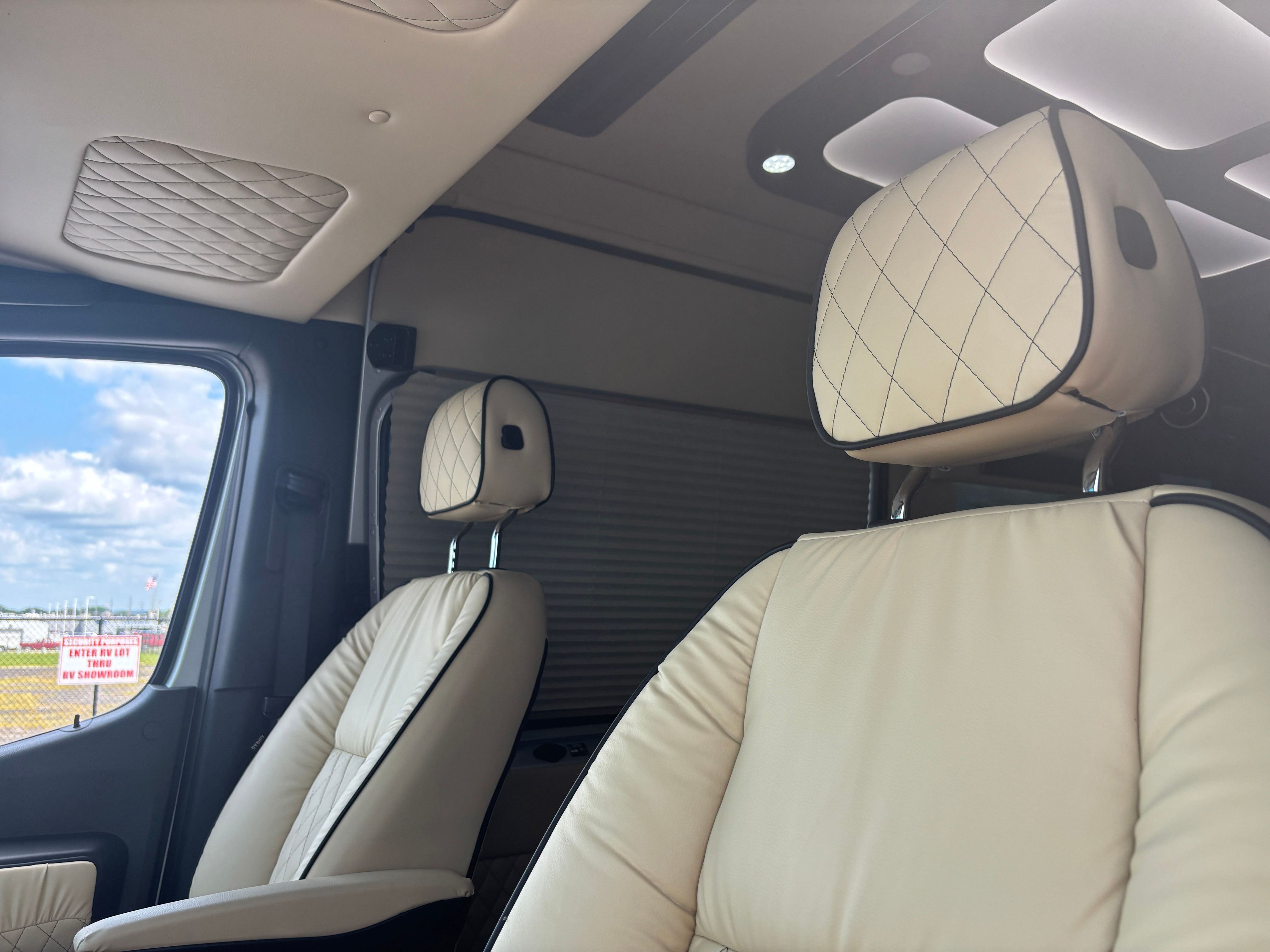 Used 2021 Silver Mercedes-Benz Midwest Luxe Cruiser image 22