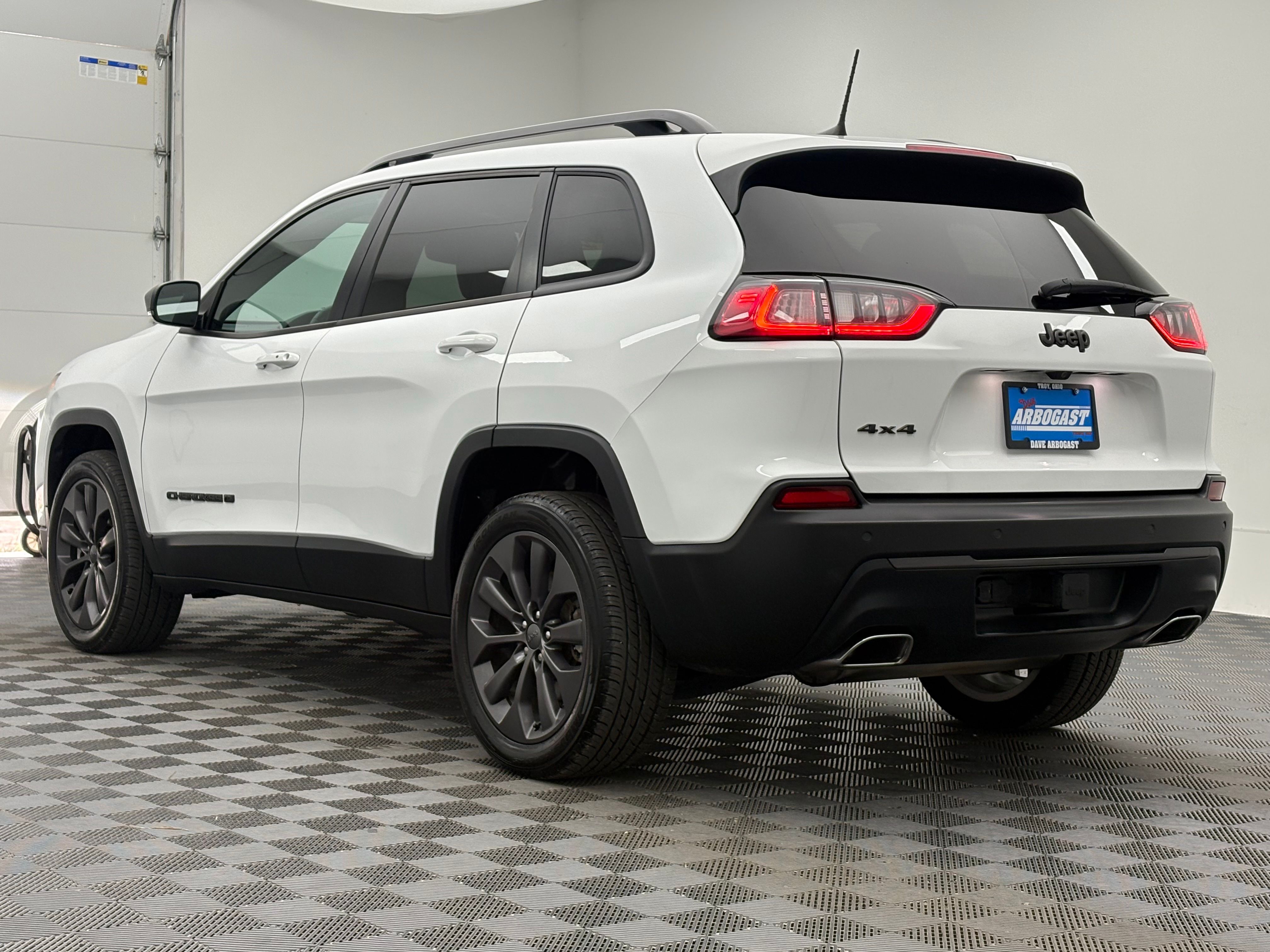 Used 2021 Bright White Clearcoat Jeep Latitude Lux image 12