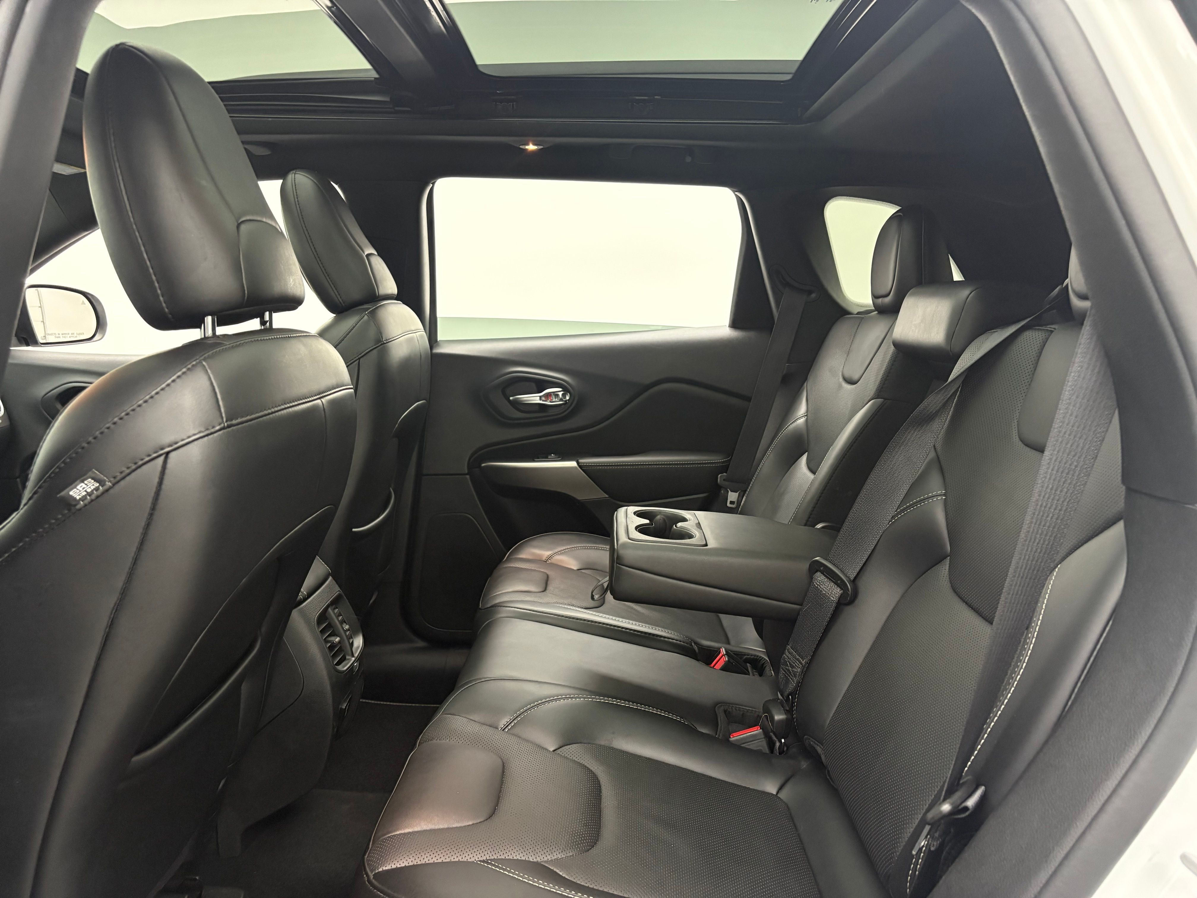 Used 2021 Bright White Clearcoat Jeep Latitude Lux image 40