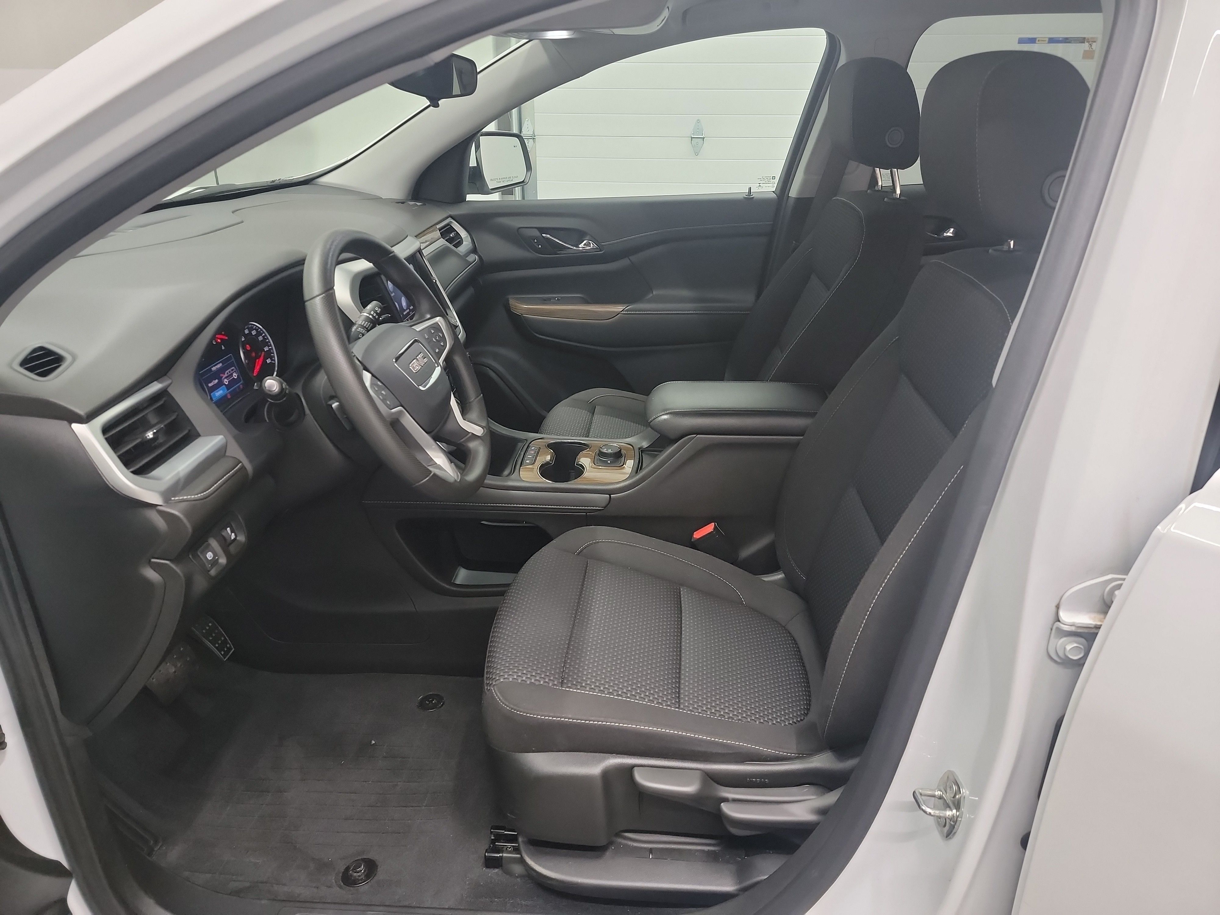 2022 GMC Acadia SLE photo